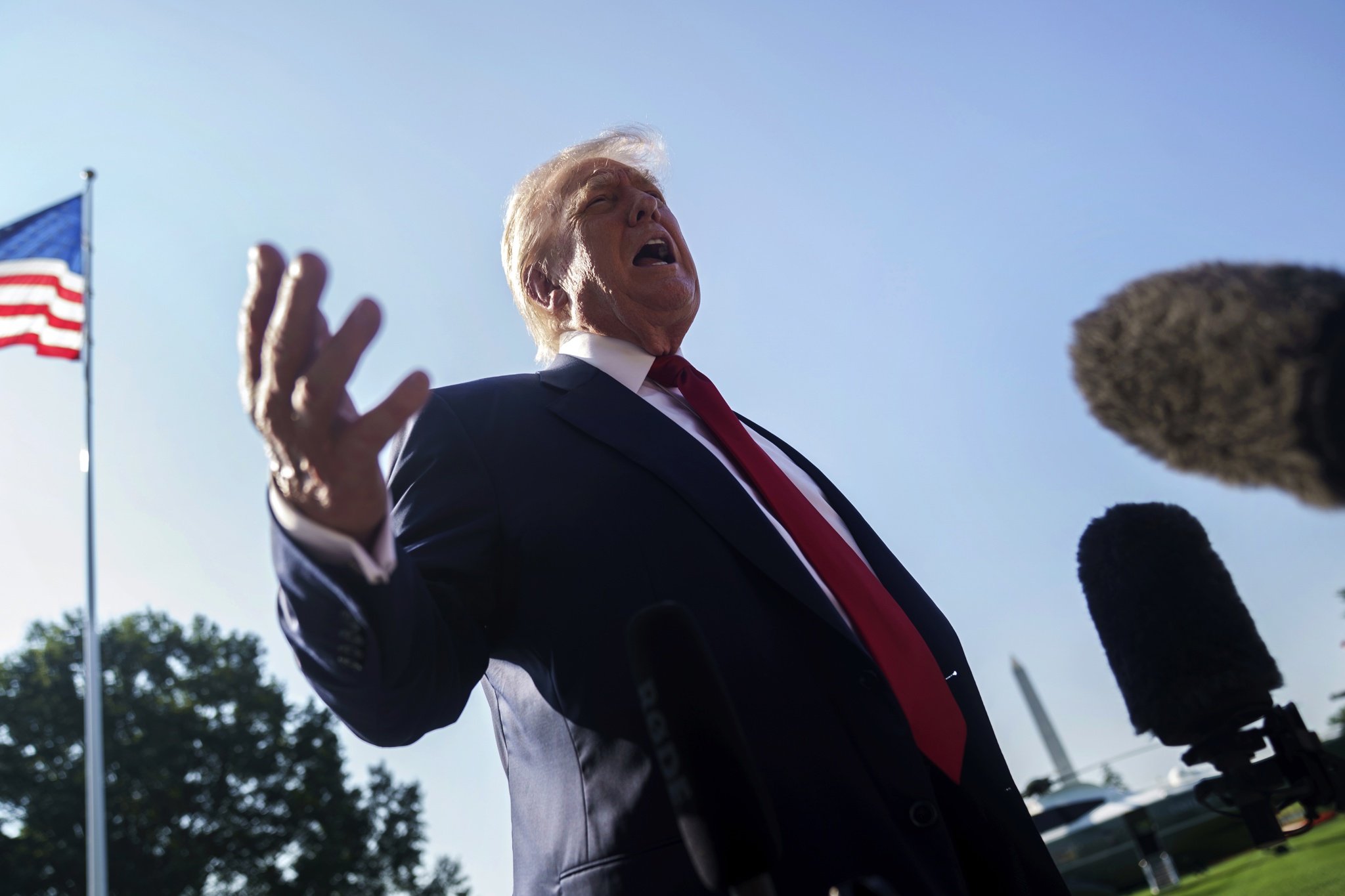 Trump señala que aunque podría indultar a Maxwell, cómplice de Epstein, no lo ha pensado