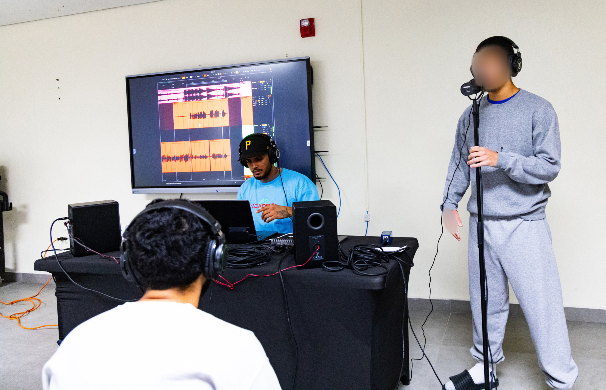 Fundación del sello que representa a Bad Bunny culmina un campamento de música para presos