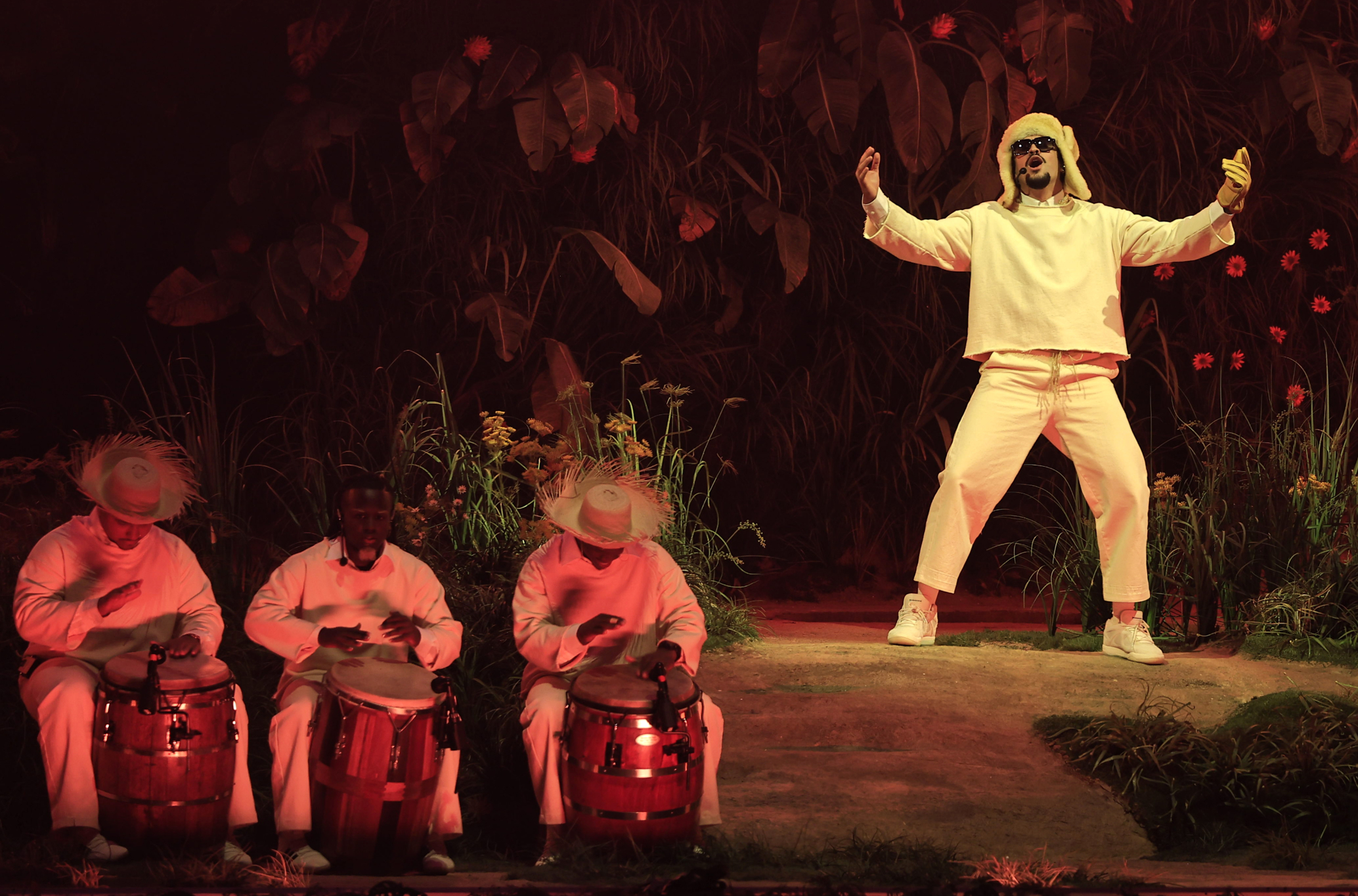 Bad Bunny lanza el sencillo 'Alambre Púa' que presentó de manera inédita en su residencia