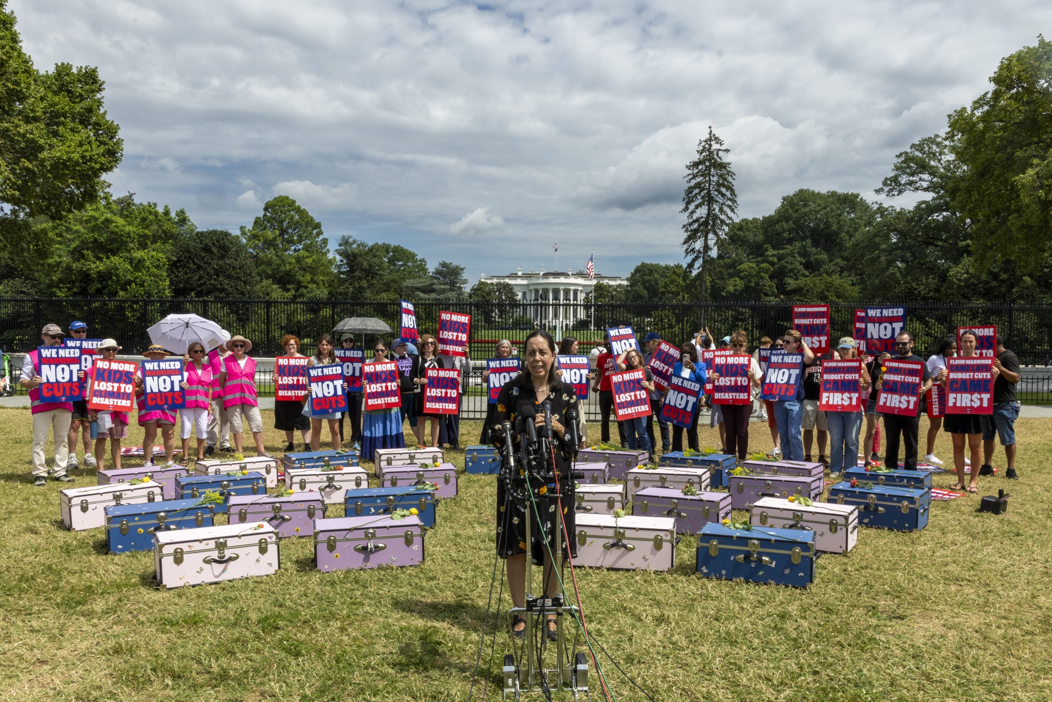 Baúles de campamento piden justicia frente a la Casa Blanca por las niñas muertas en Texas