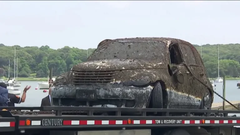 Encuentran coche hundido en playa de Nueva York con posible desaparecido de hace 15 años