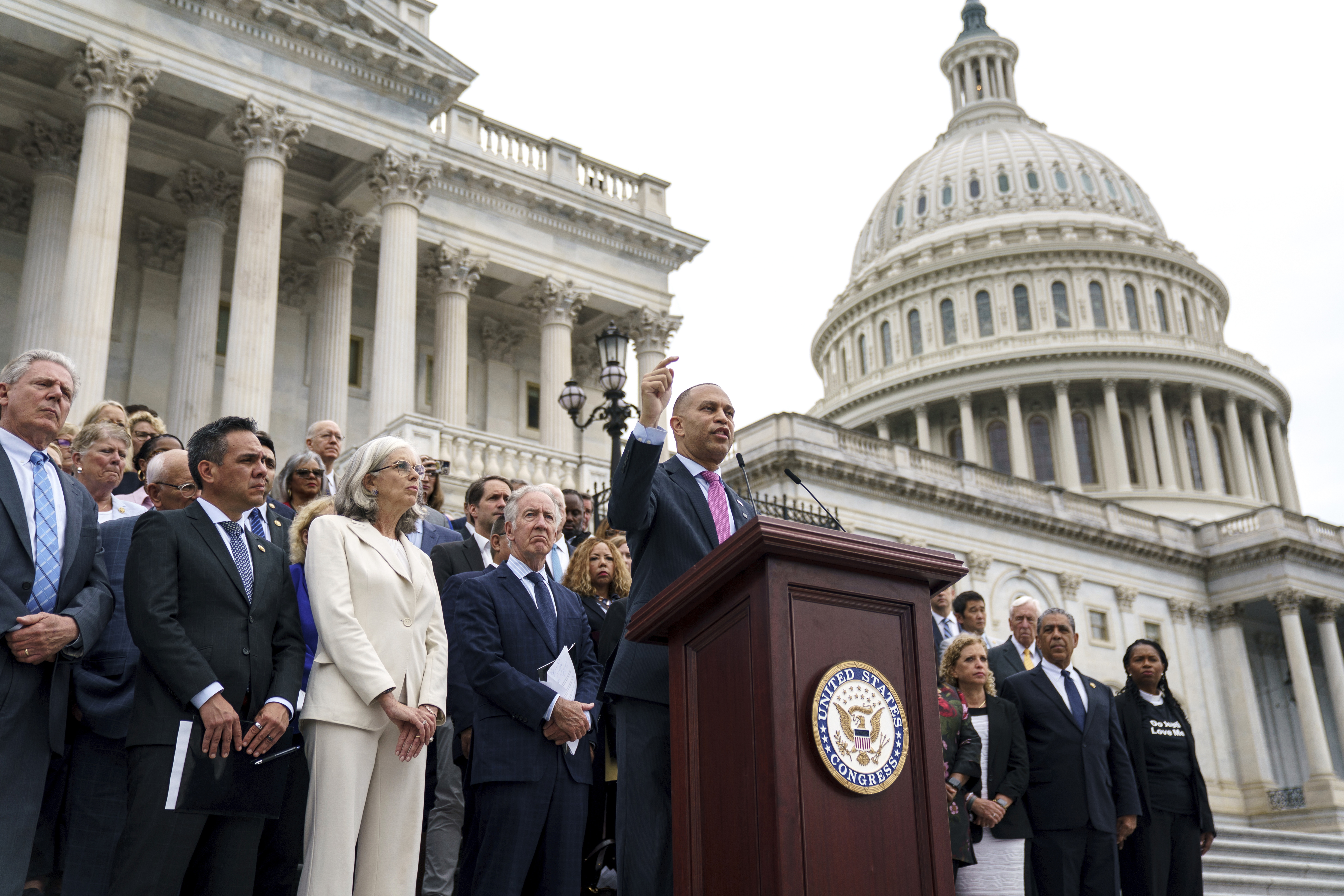 Cámara Baja inicia debate sobre plan fiscal de Trump con reto de aprobarlo para el viernes