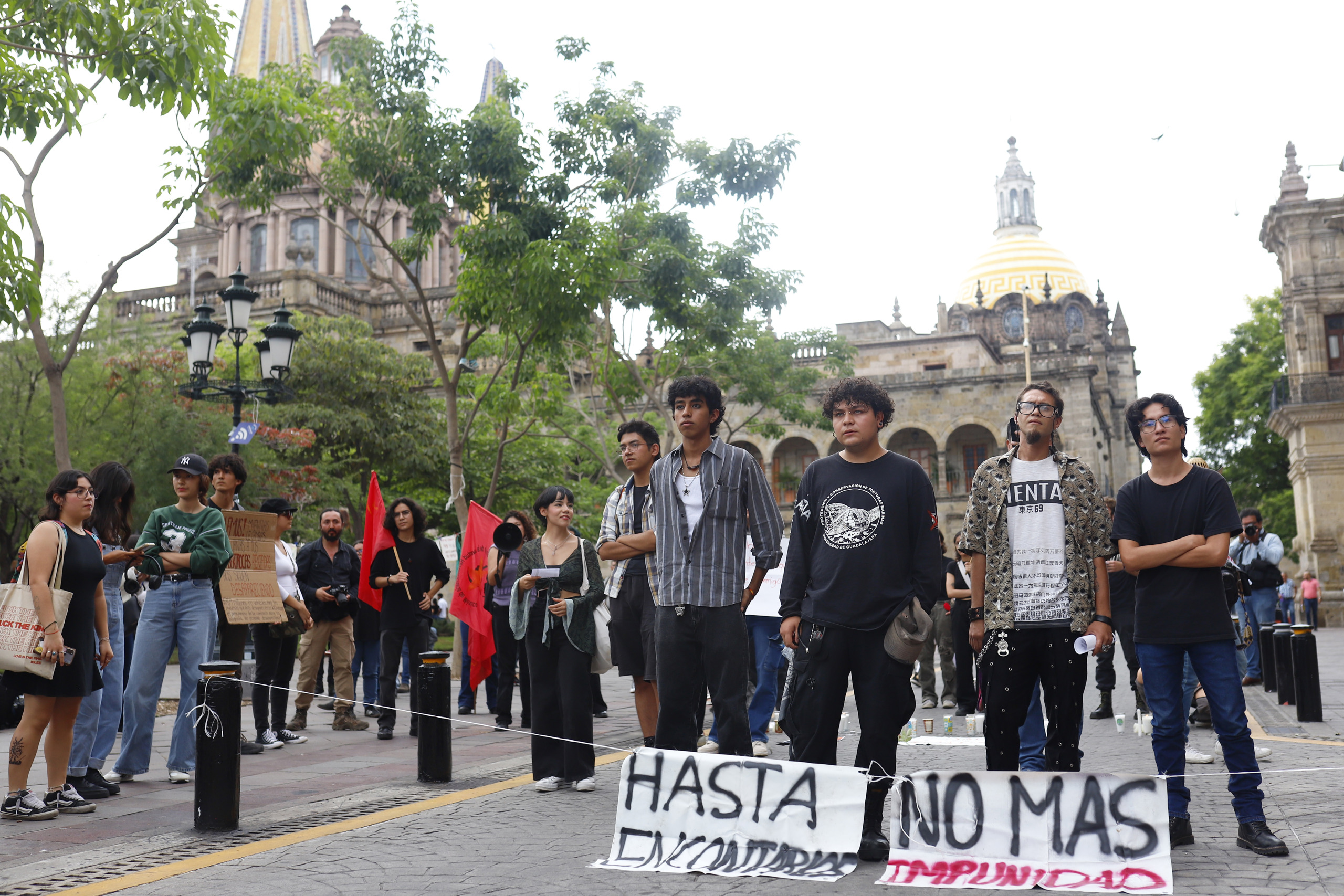Universitarios exigen la identificación de los cuerpos hallados en fosa en oeste de México