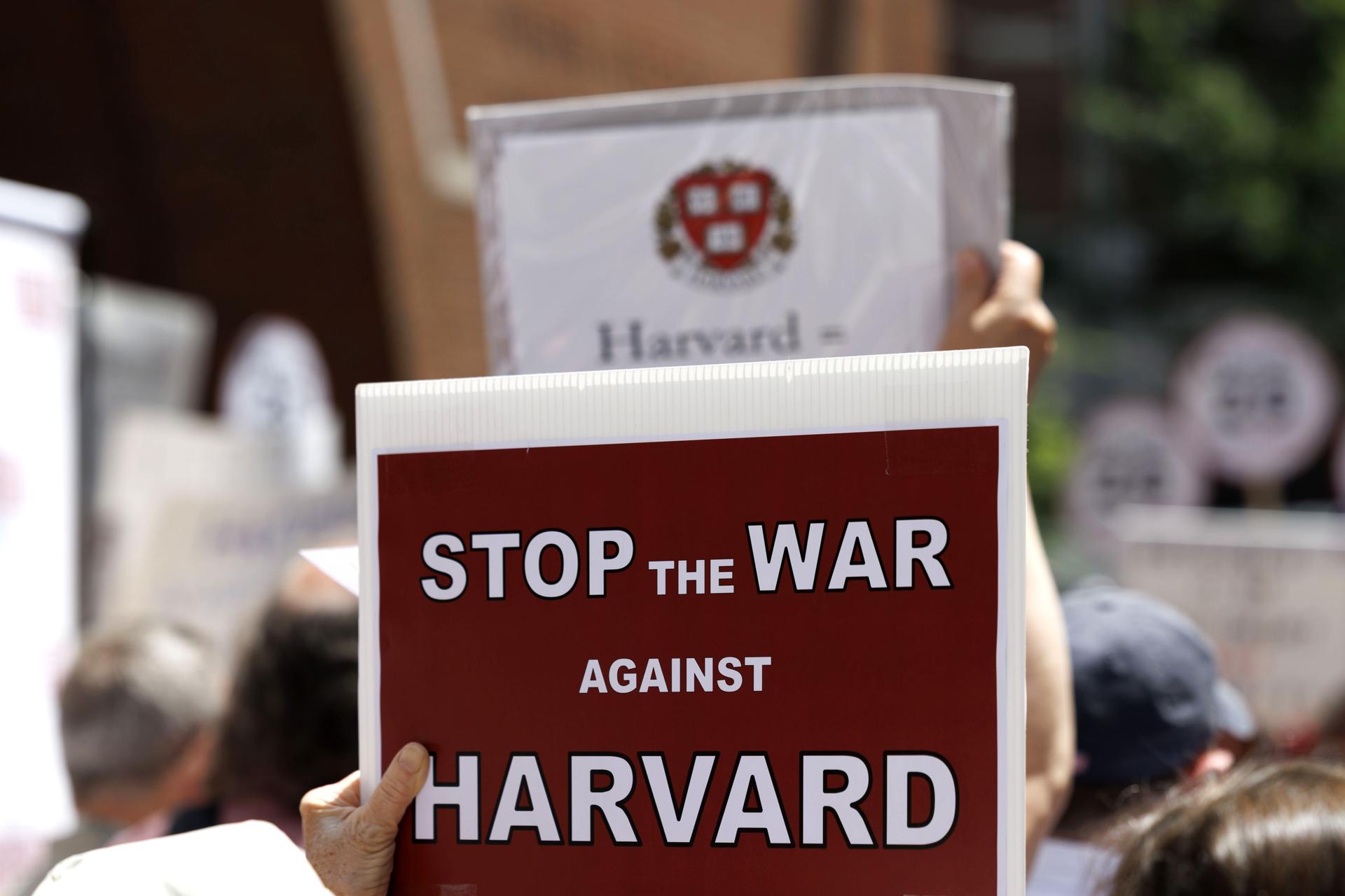 Concluye sin fallo audiencia sobre el bloqueo de fondos de Harvard pero jueza lo critica