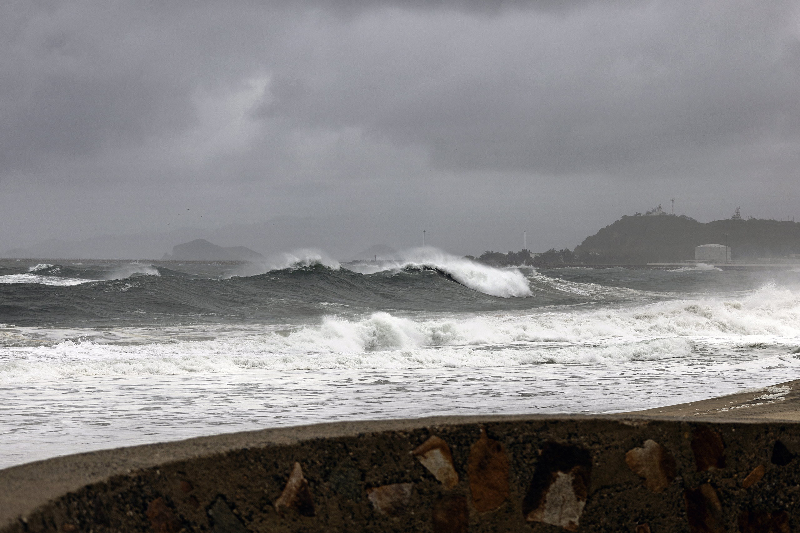 Flossie sube a huracán categoría tres en México frente a las costas de Jalisco y Colima
