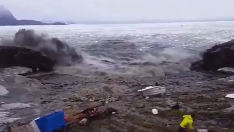Hawái decreta estado de emergencia y evacúa zonas costeras ante posible impacto de tsunami