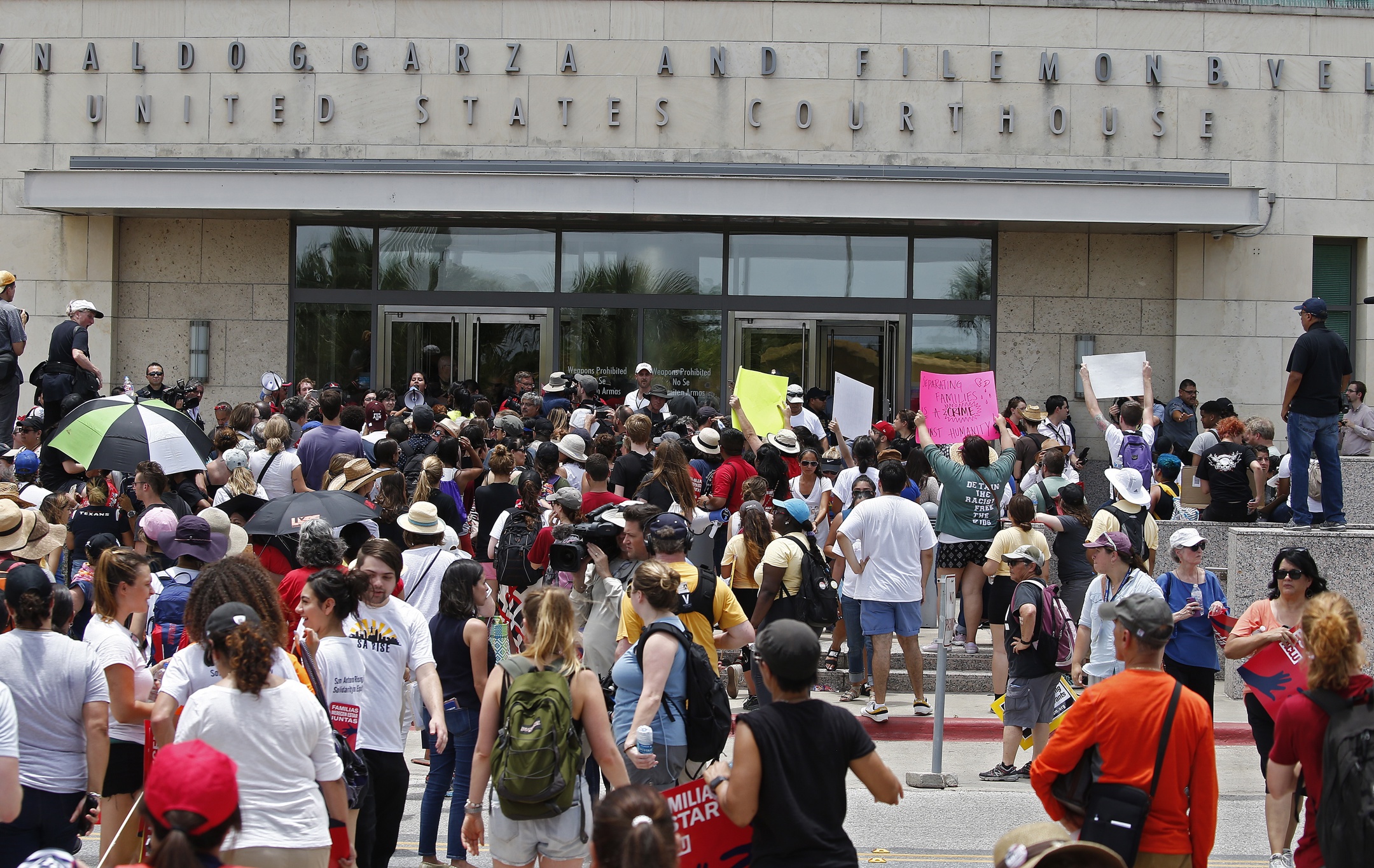 Gobierno de EE.UU. despide a 17 jueces migratorios pese al atasco de casos en las cortes