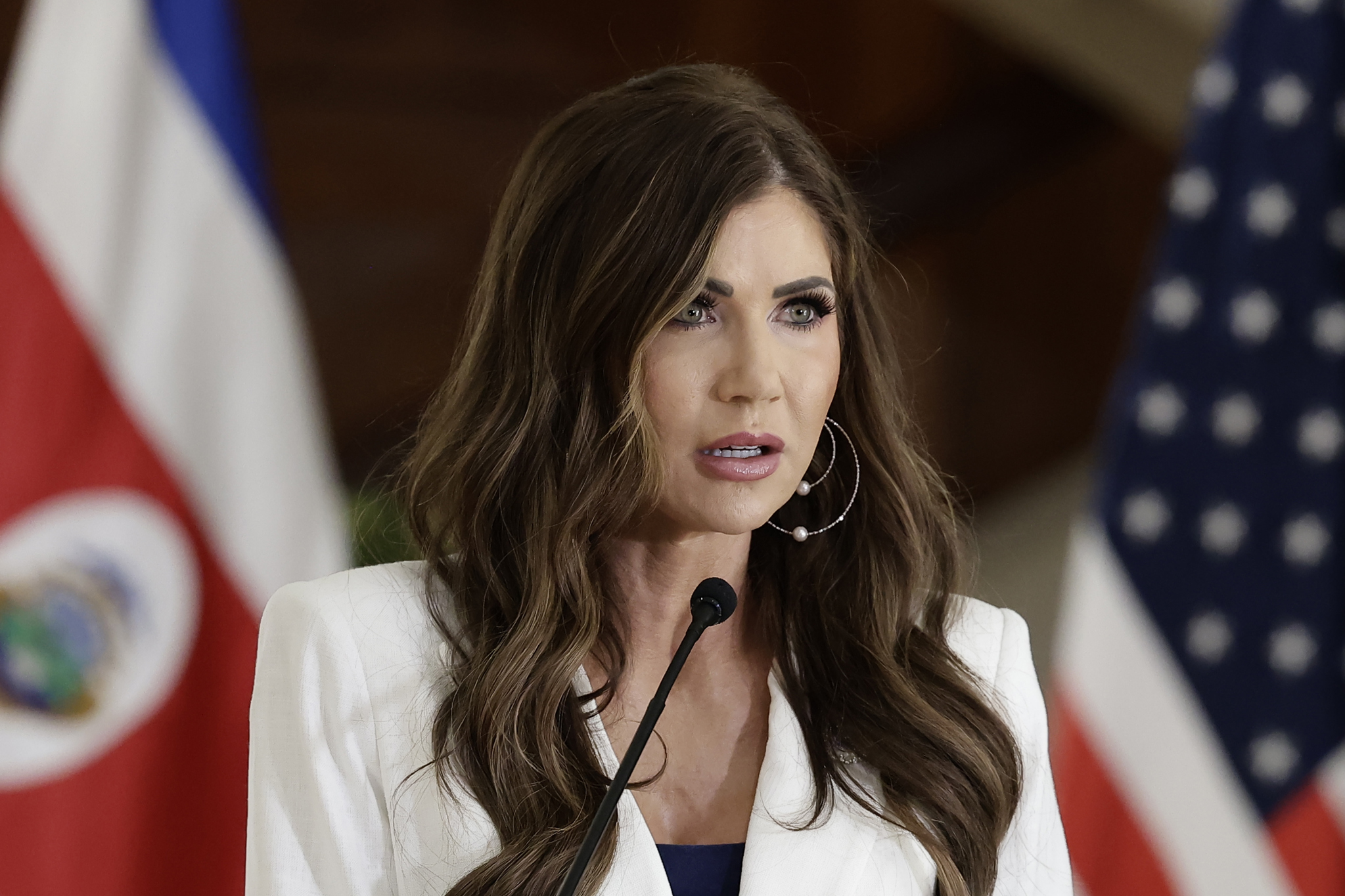 Noem tacha de “falsas” las noticias sobre la falta de respuesta a inundaciones en Texas