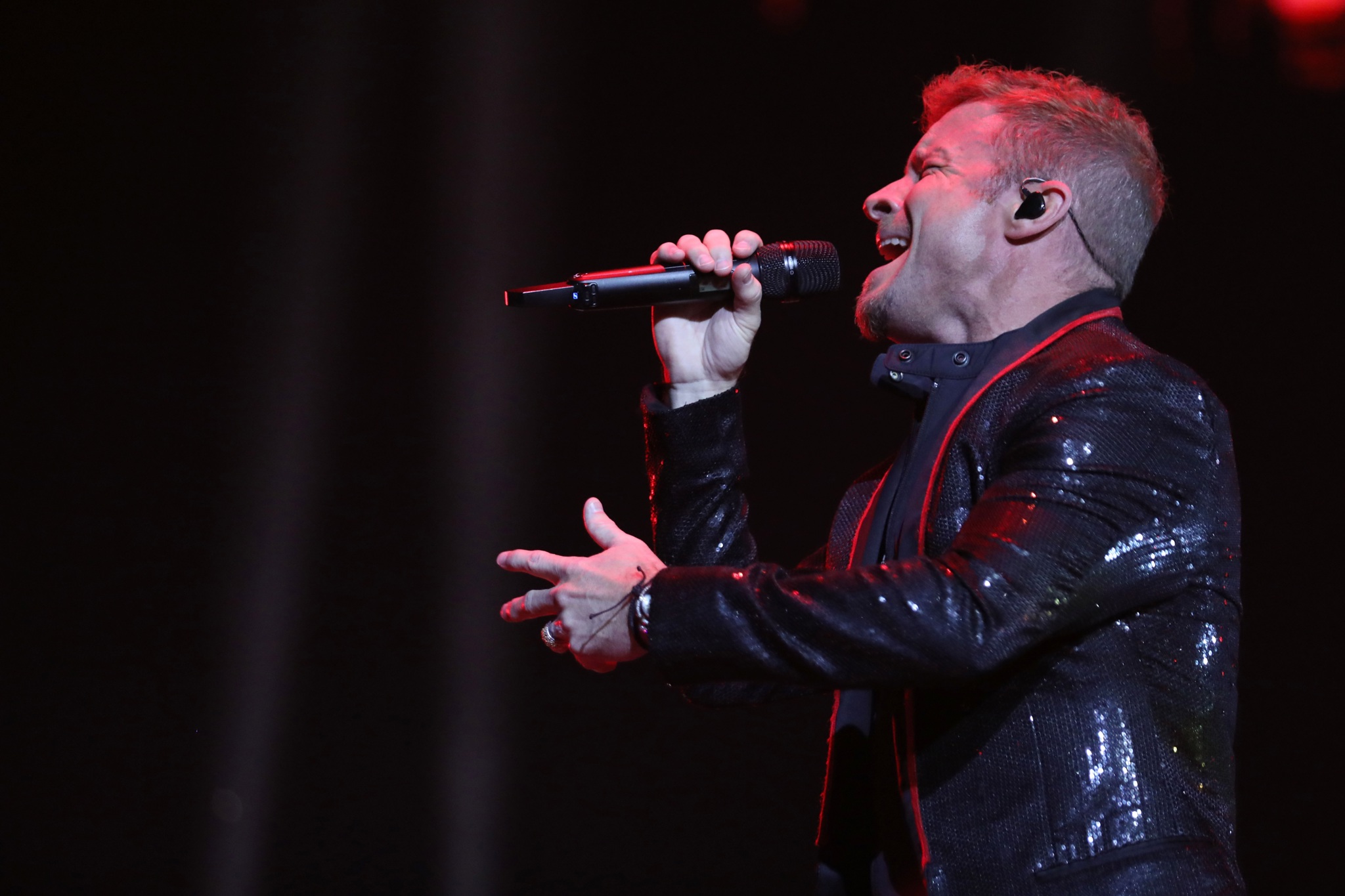 Miembro de Backstreet Boys demanda a policía por no evitar que turistas entren a su playa