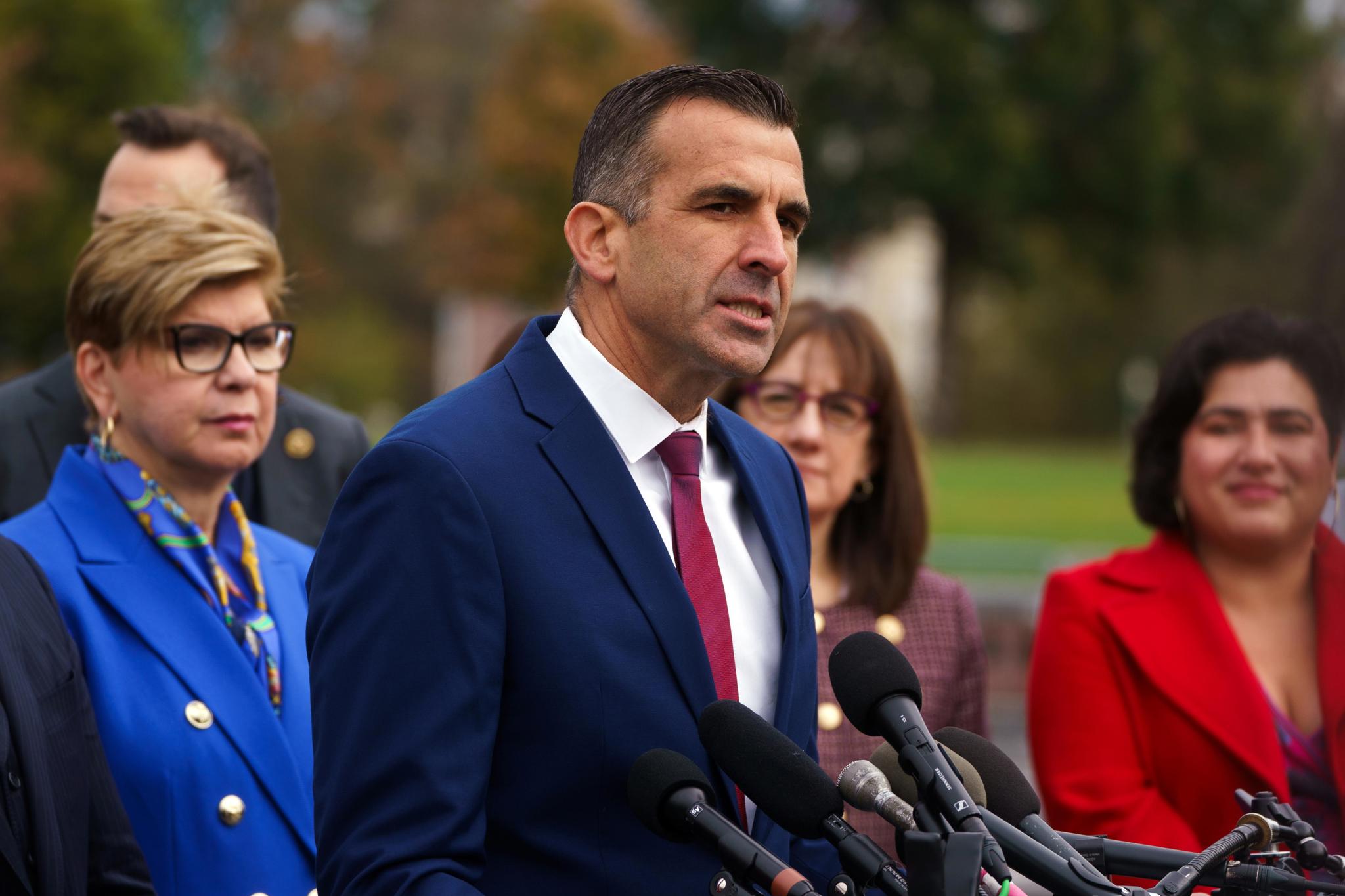 Congresistas hispanos condenan plan del Gobierno Trump de renombrar el buque César Chávez