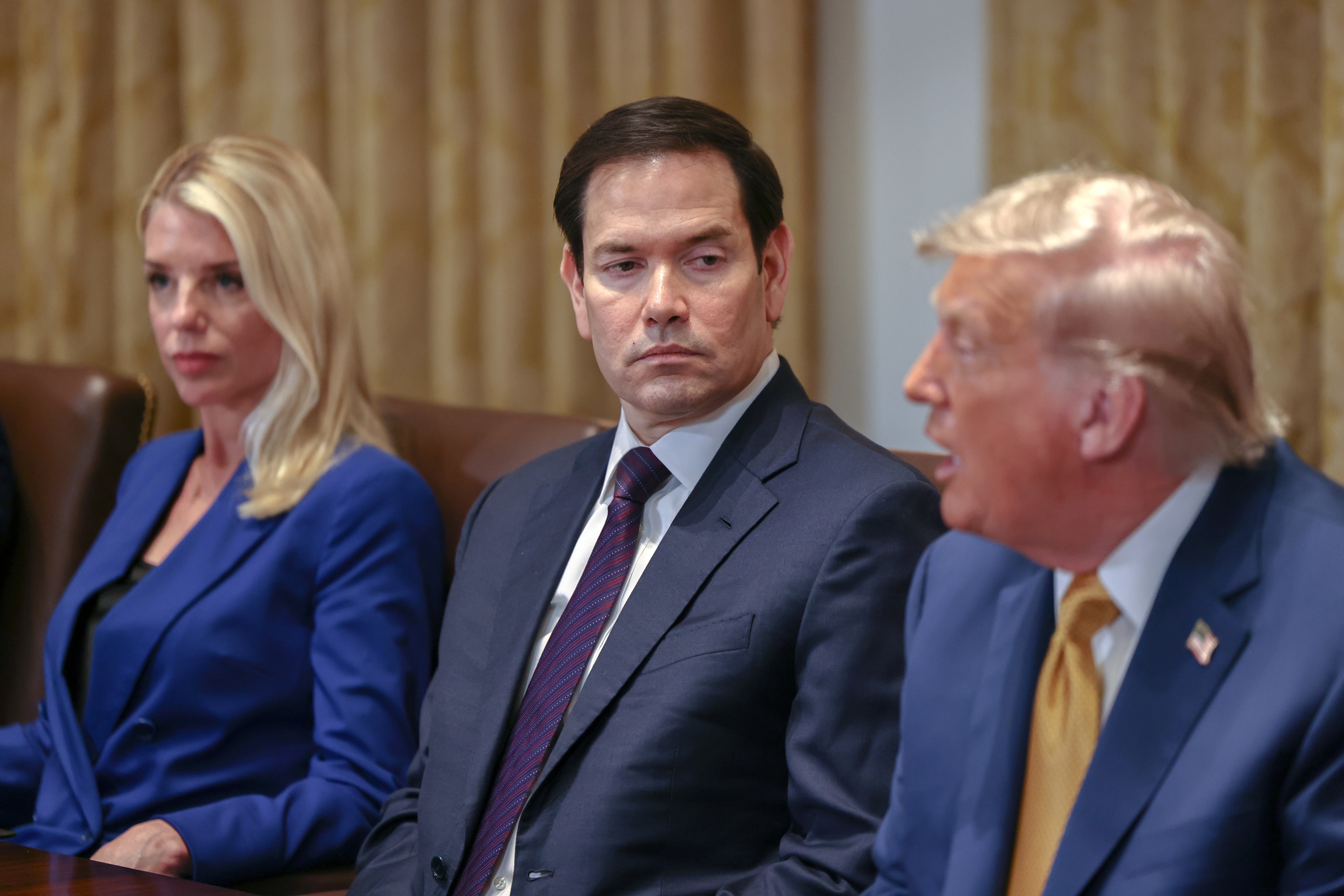 Un impostor usa la IA para hacerse pasar por Marco Rubio en busca de información sensible