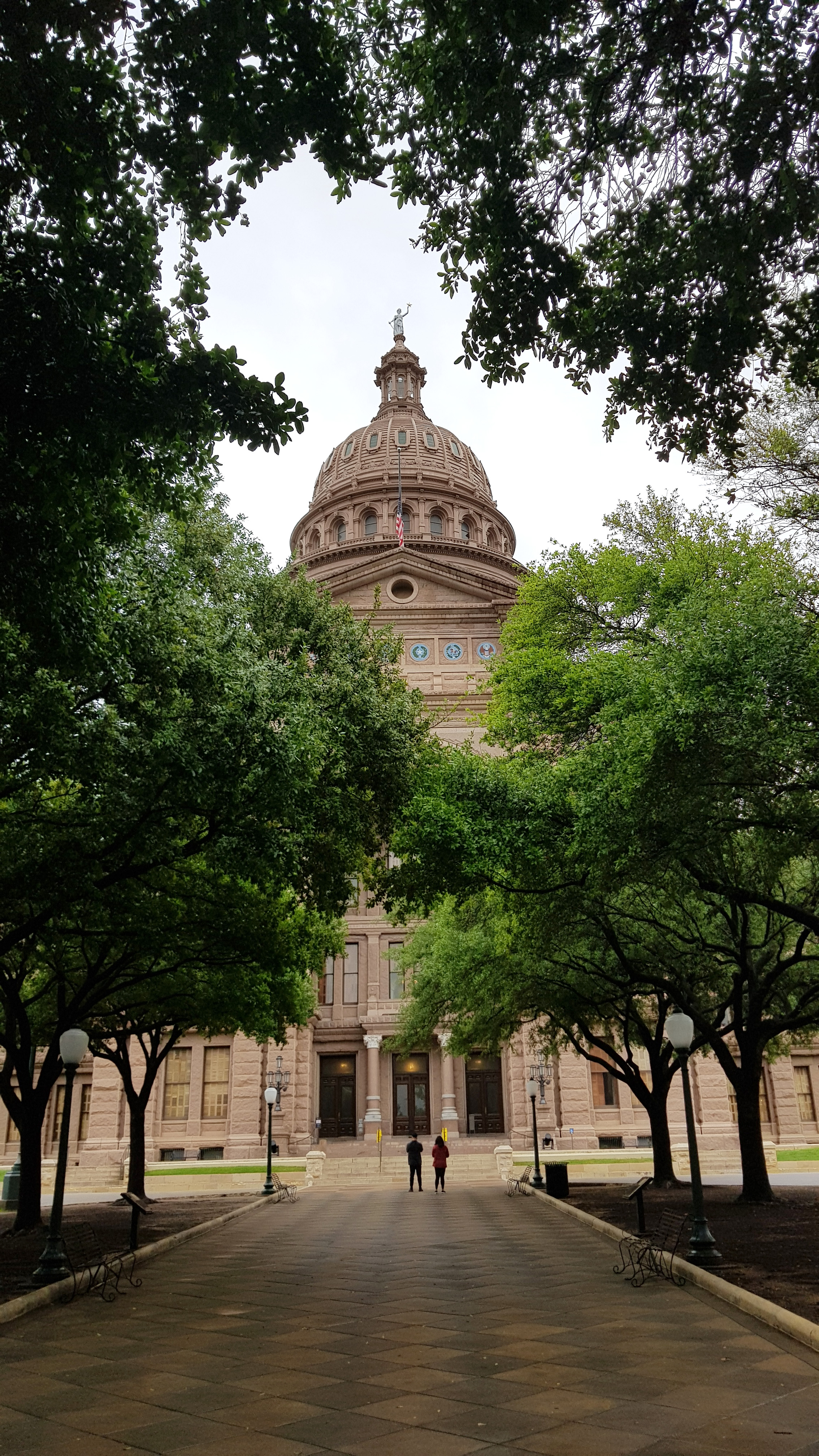 Familias en Texas demandan la ley que exige mostrar los mandamientos en las aulas