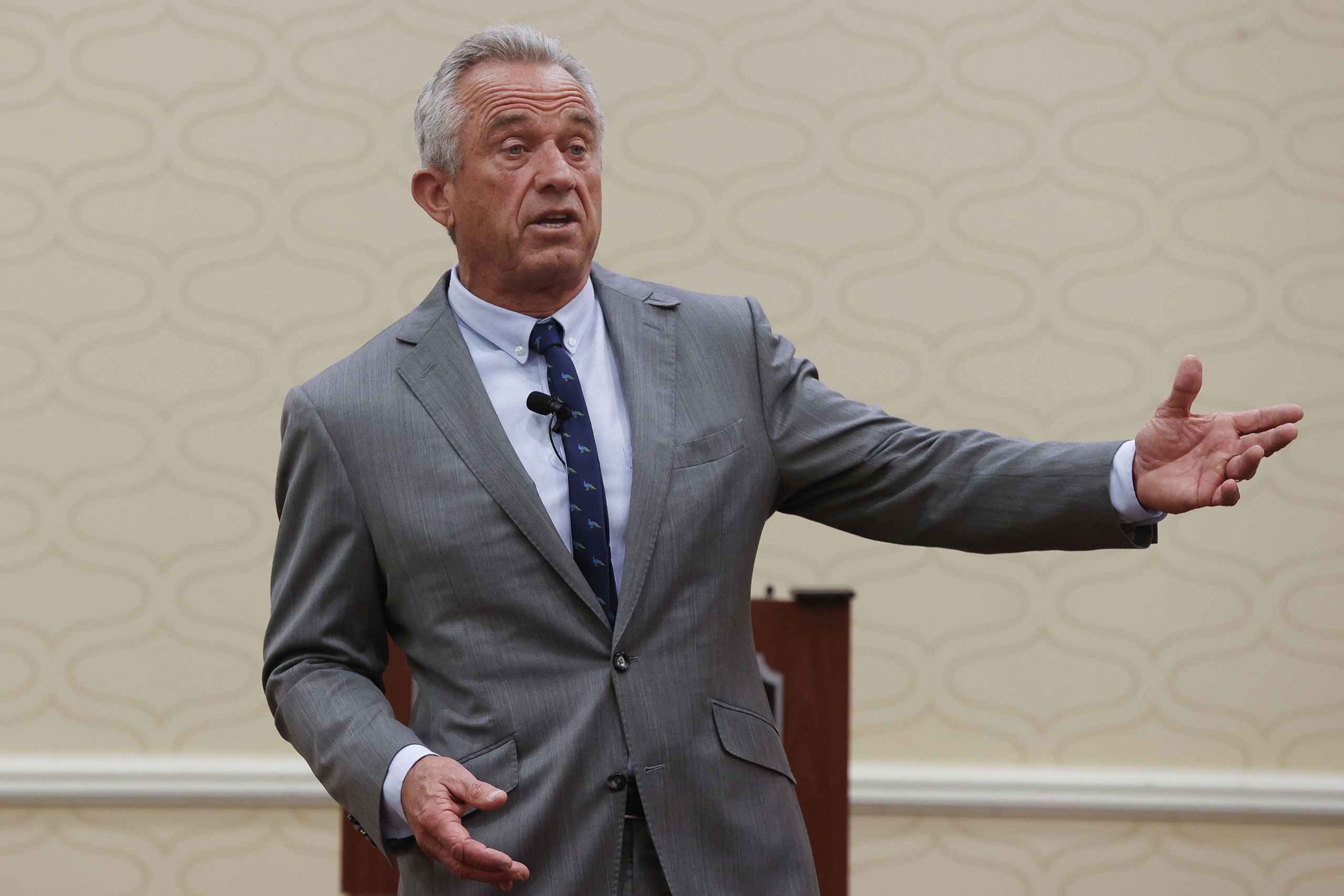 Grupos médicos en EEUU demandan a Robert Kennedy Jr. por cambios en política de vacunación