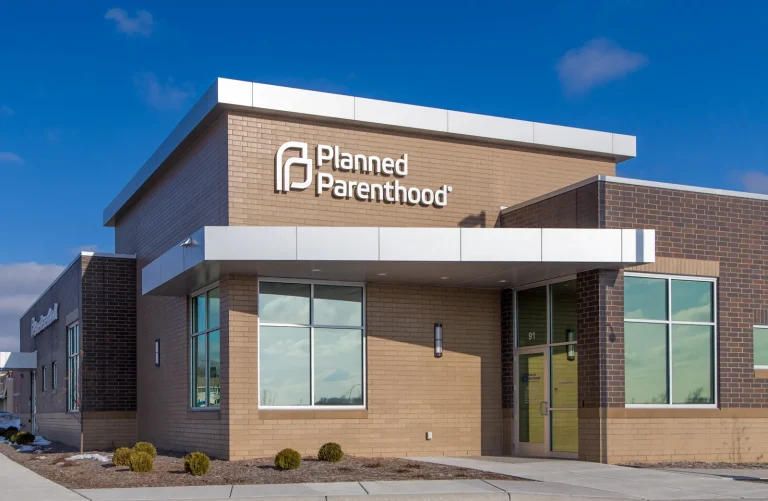 Casi dos tercios de centros de salud de Planned Parenthood en riesgo de cierre ubicados en comunidades ya desatendidas
