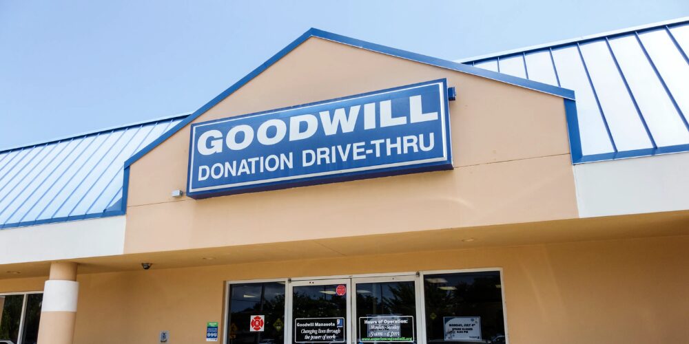 Investigan el hallazgo de un cuerpo dentro de un contenedor de donaciones en California
