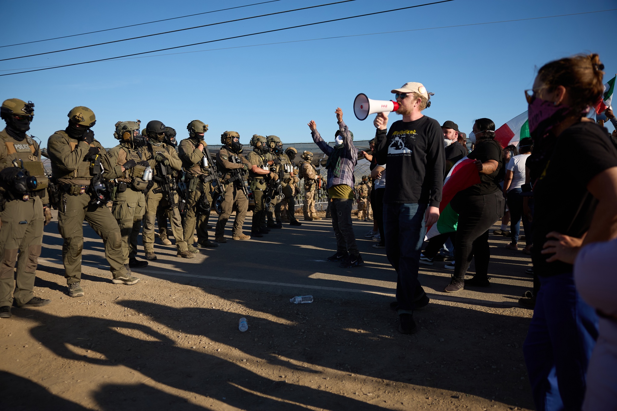 FBI busca a implicado de choque de migrantes con ICE en granja de cannabis de California