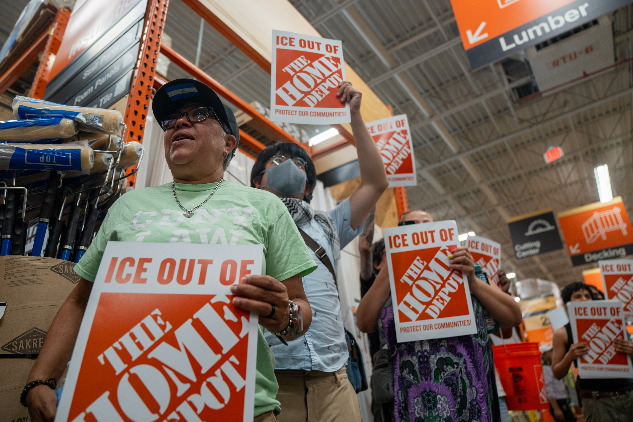 Los lugares de cita de jornaleros latinos en EEUU se vacían por miedo a las redadas