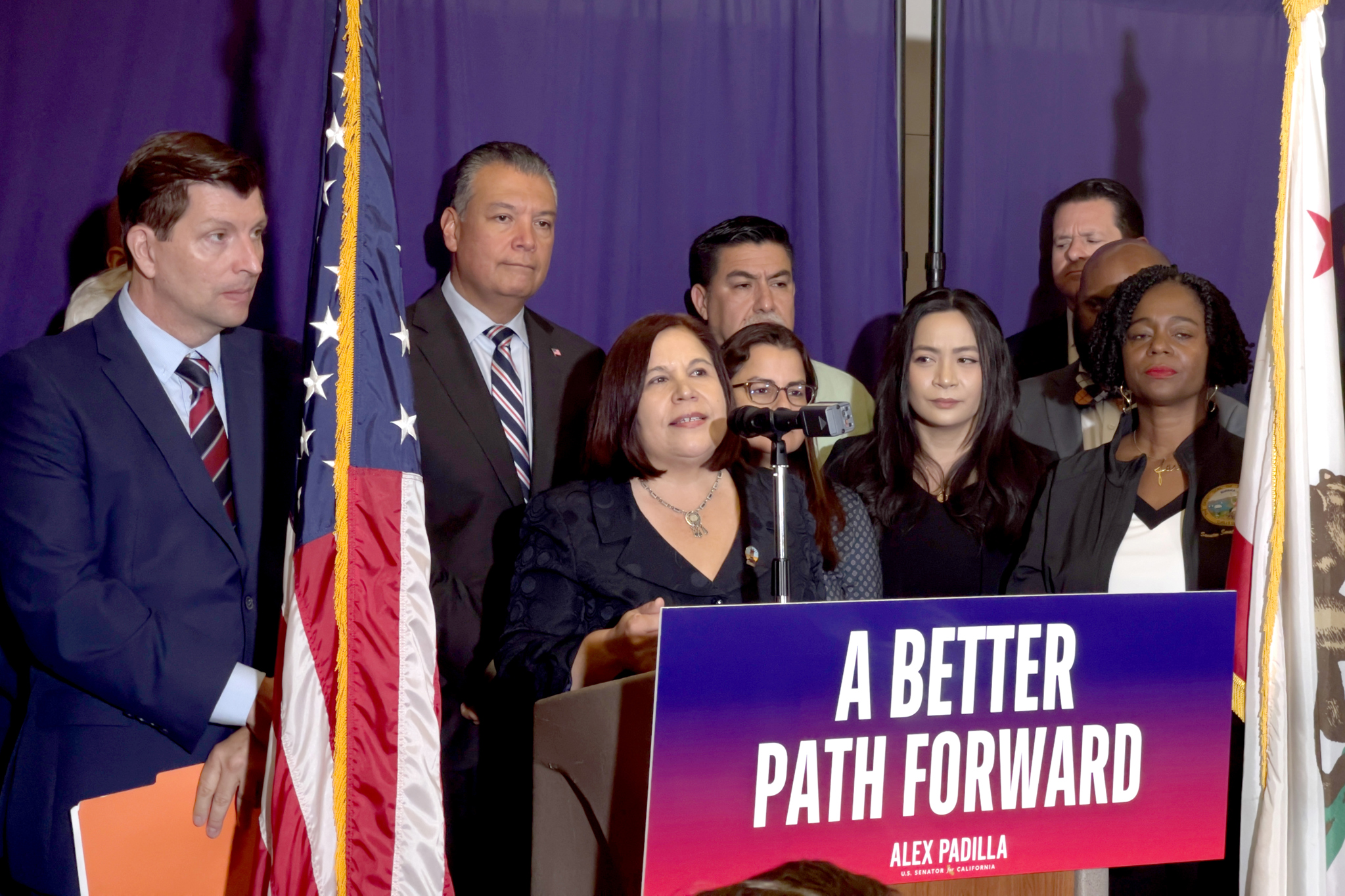 Demócratas buscan apoyo de Trump para renovar ley migratoria que beneficiaría a millones