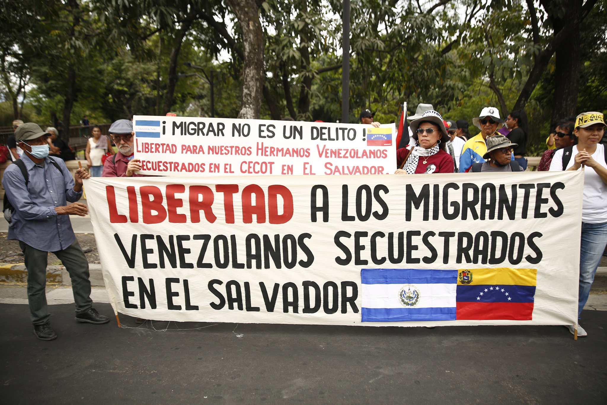 Un migrante venezolano presenta un querella civil en EEUU por haberlo enviado al CECOT