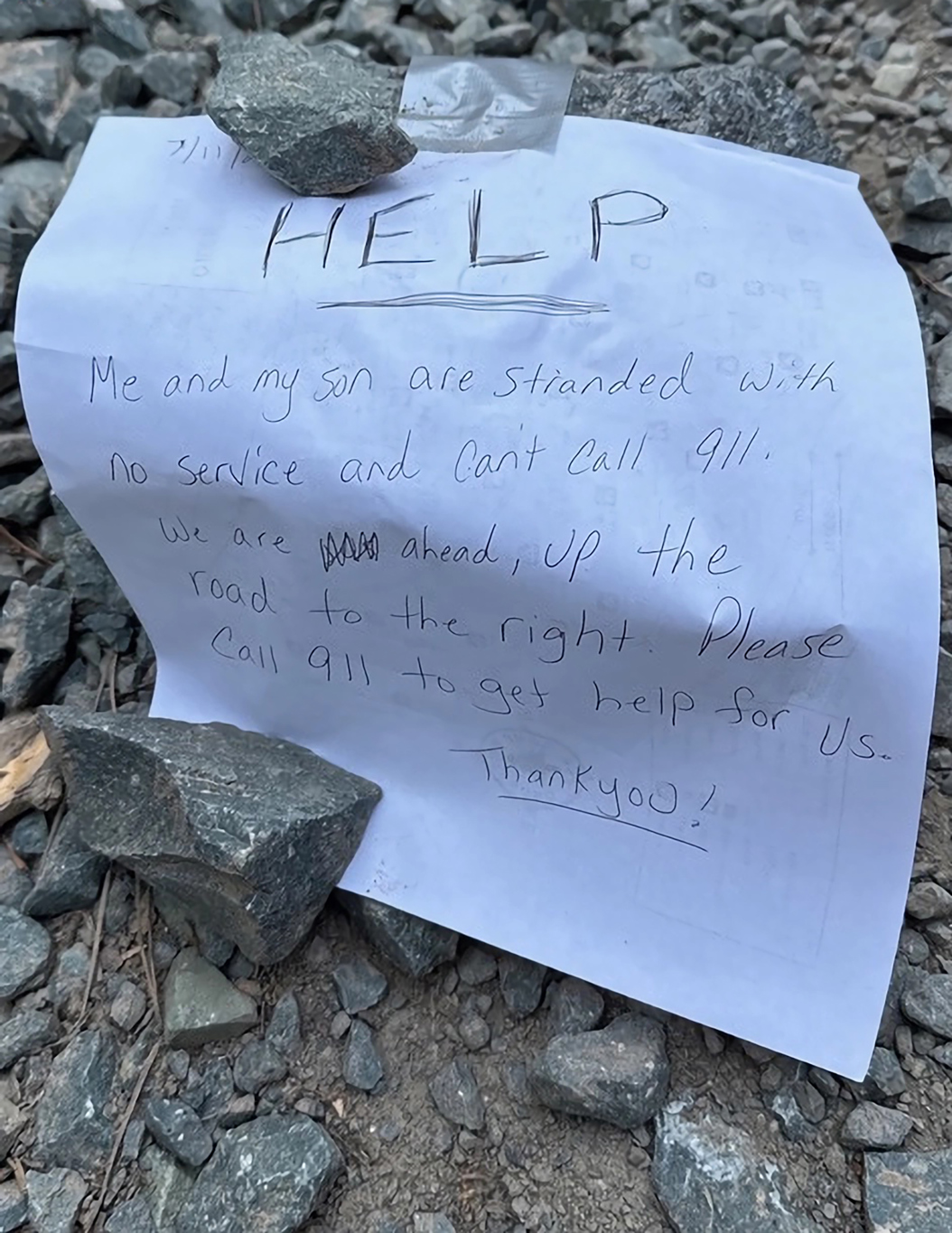 Notas escritas a mano ayudan a rescatar a una familia perdida en un bosque de California