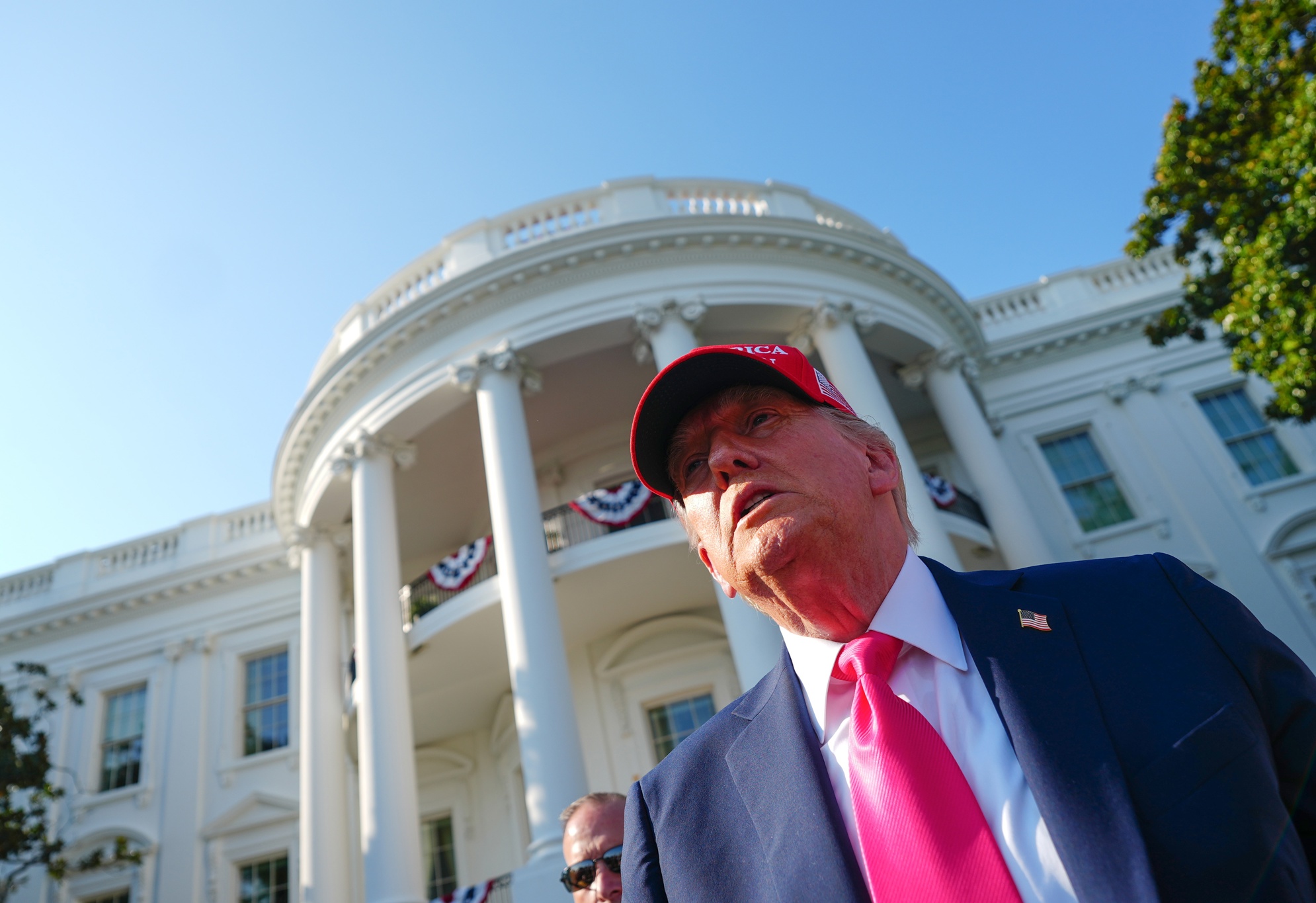 Trump ordena arrestar a quienes arrojen piedras contra vehículos de agentes migratorios