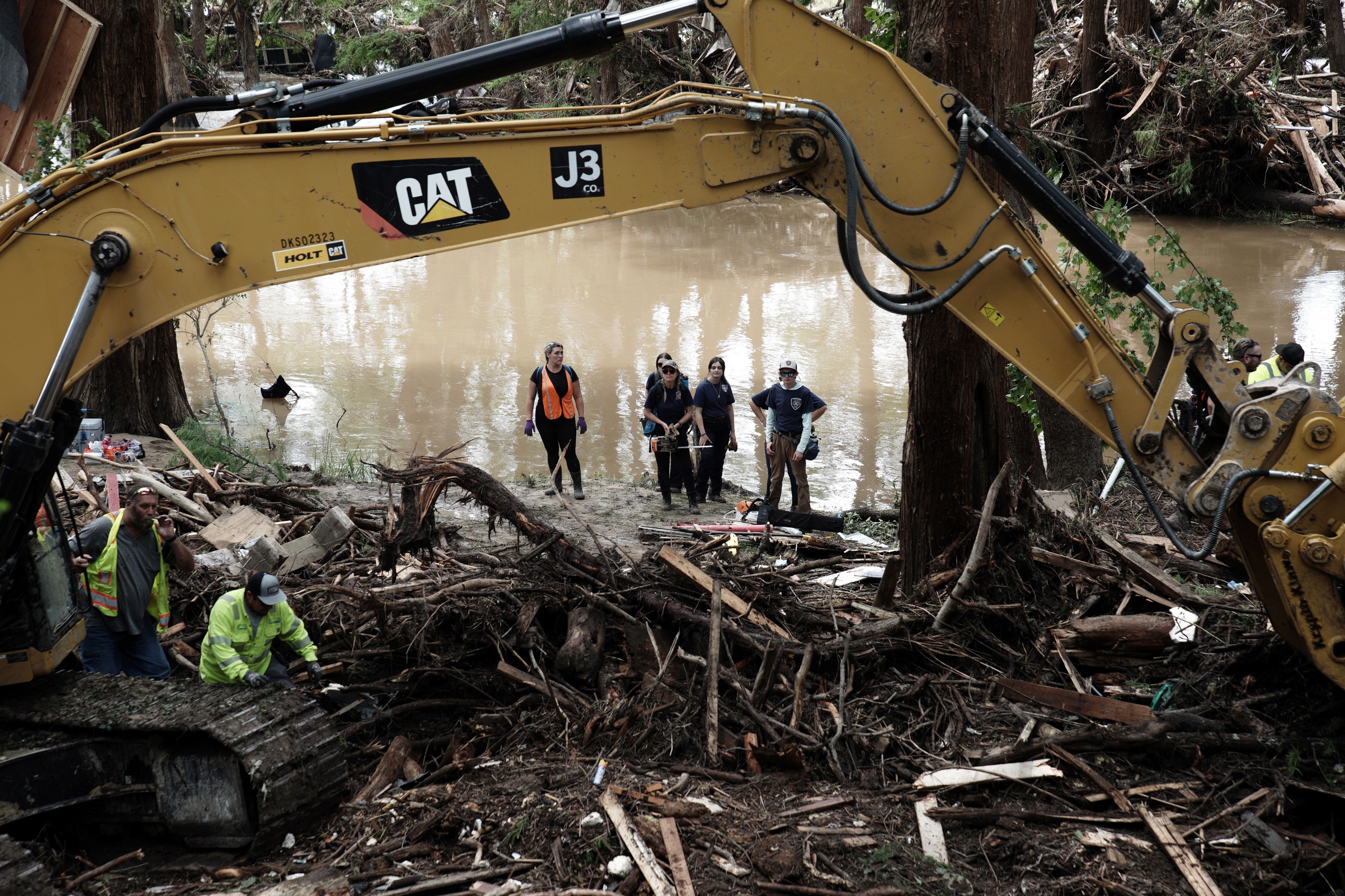 Más de 100 muertos en Texas por inundaciones mientras la comunidad se une en la búsqueda