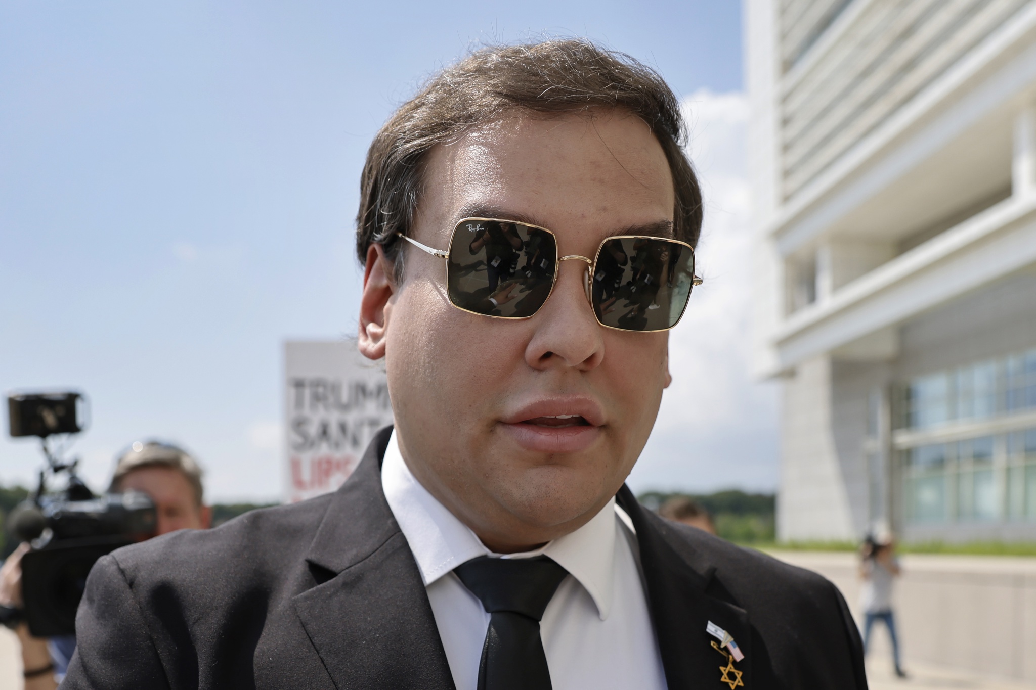 Excongresista republicano Santos comenzó a cumplir su sentencia de 7 años