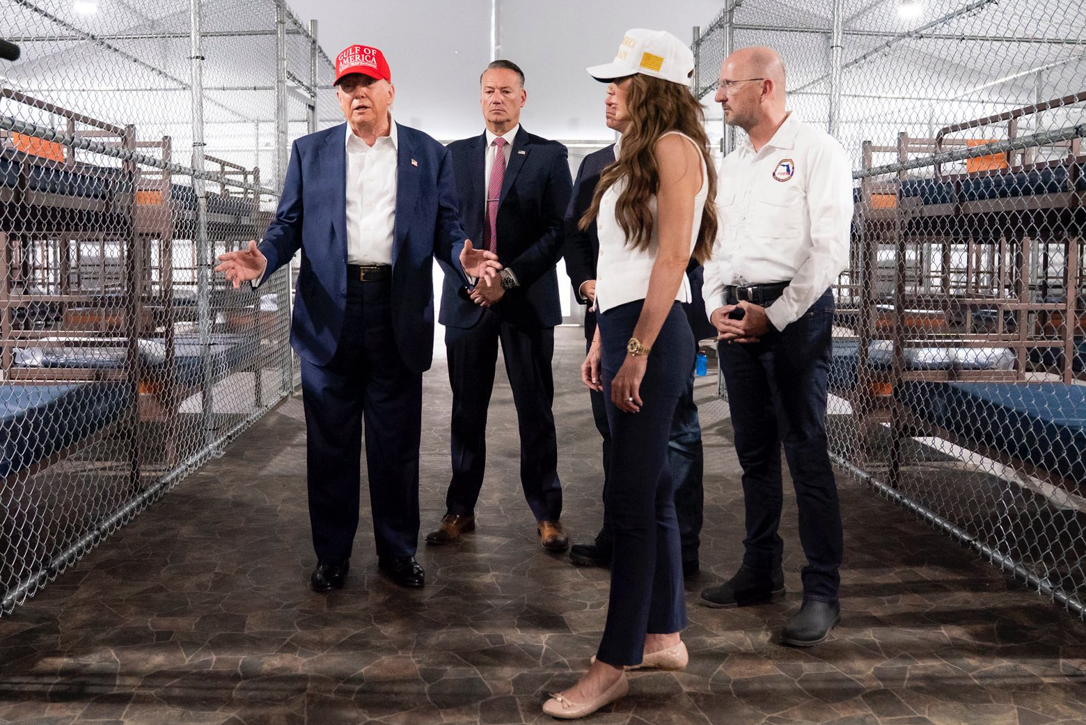 Trump visita centro de migrantes en humedal de Florida en medio de burlas sobre caimanes