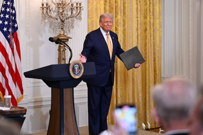 Trump fue informado desde mayo de que su nombre aparece en los archivos de Epstein