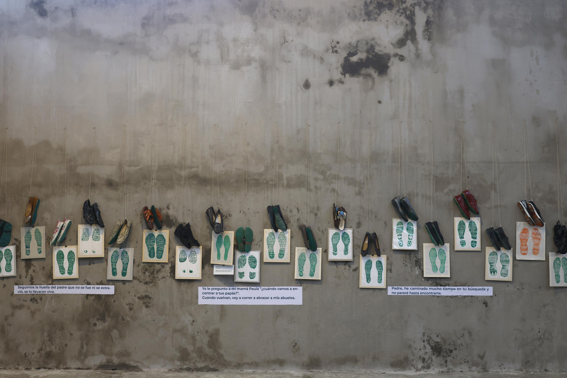Con ‘huellas’ de zapatos, un colectivo visibiliza las desapariciones en México