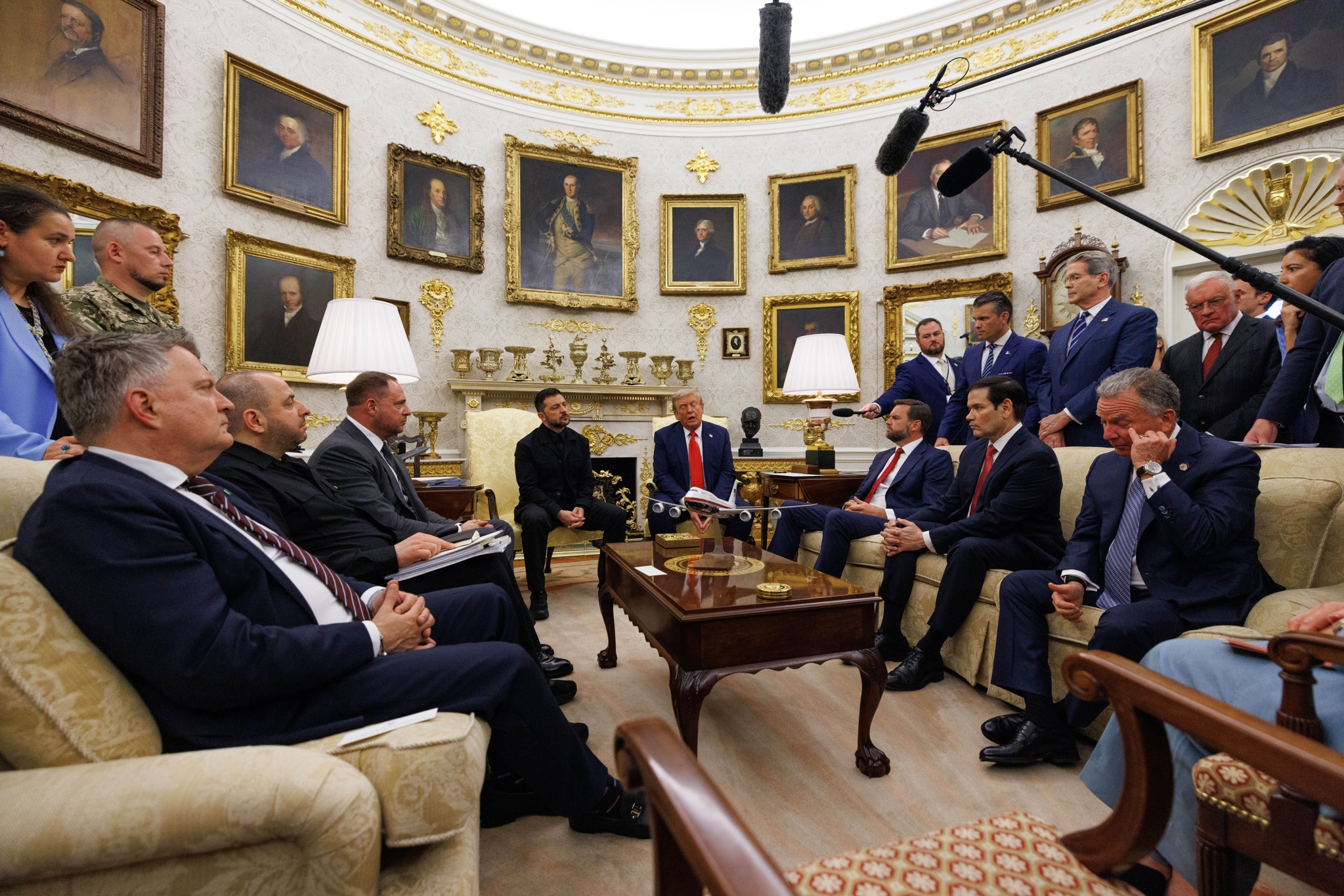 Trump dice que hay que hay que discutir "posibles intercambios de territorio" en Ucrania