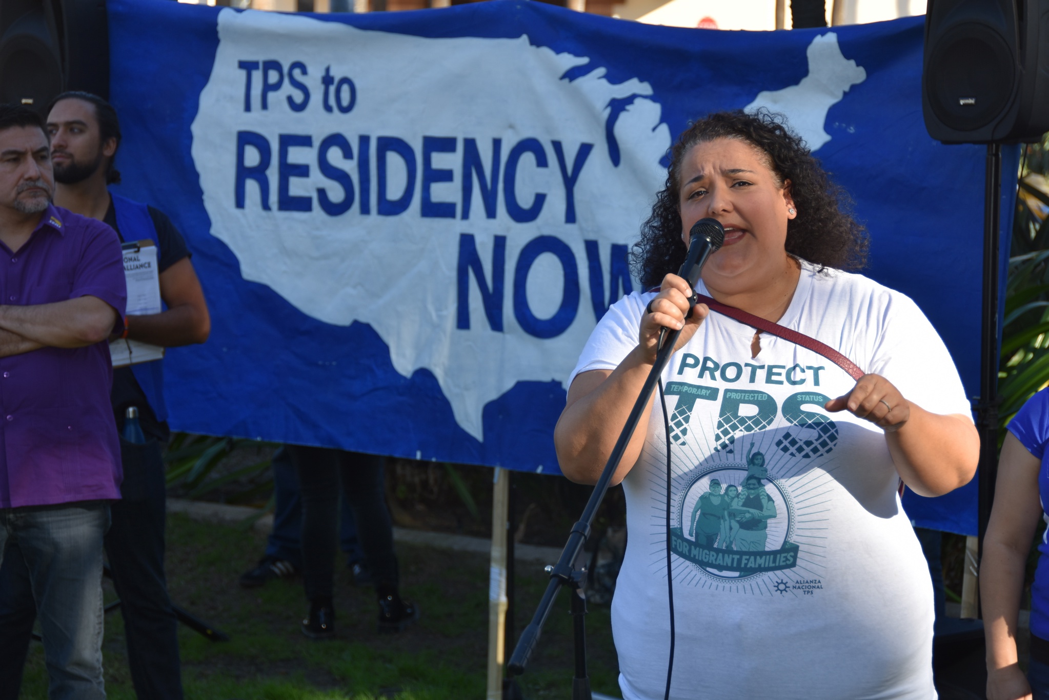 Activistas condenan que agentes migratorios se camuflen en camión de mudanzas para redada