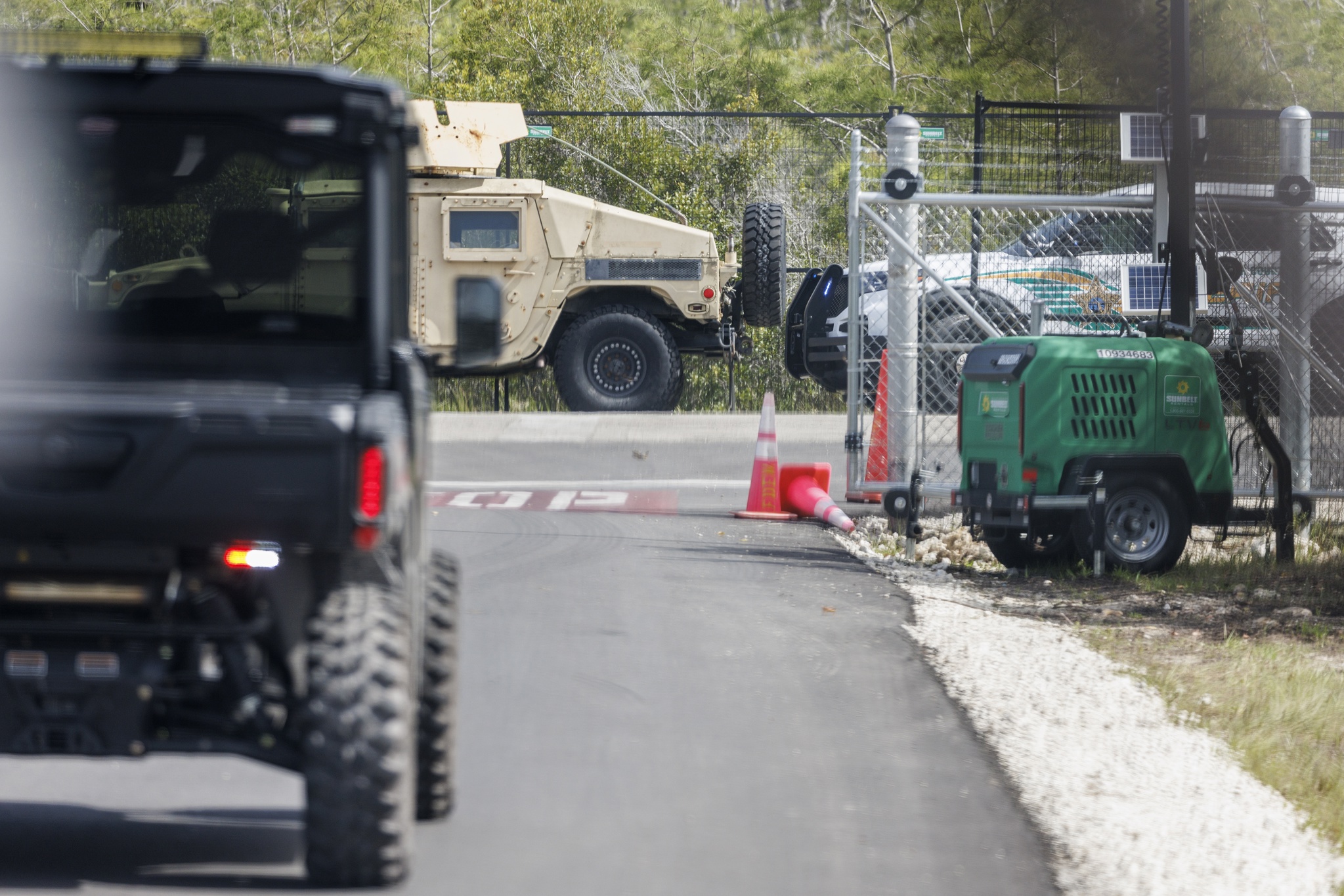 Alligator Alcatraz se afianza como modelo de detención migratoria en EEUU en su primer mes
