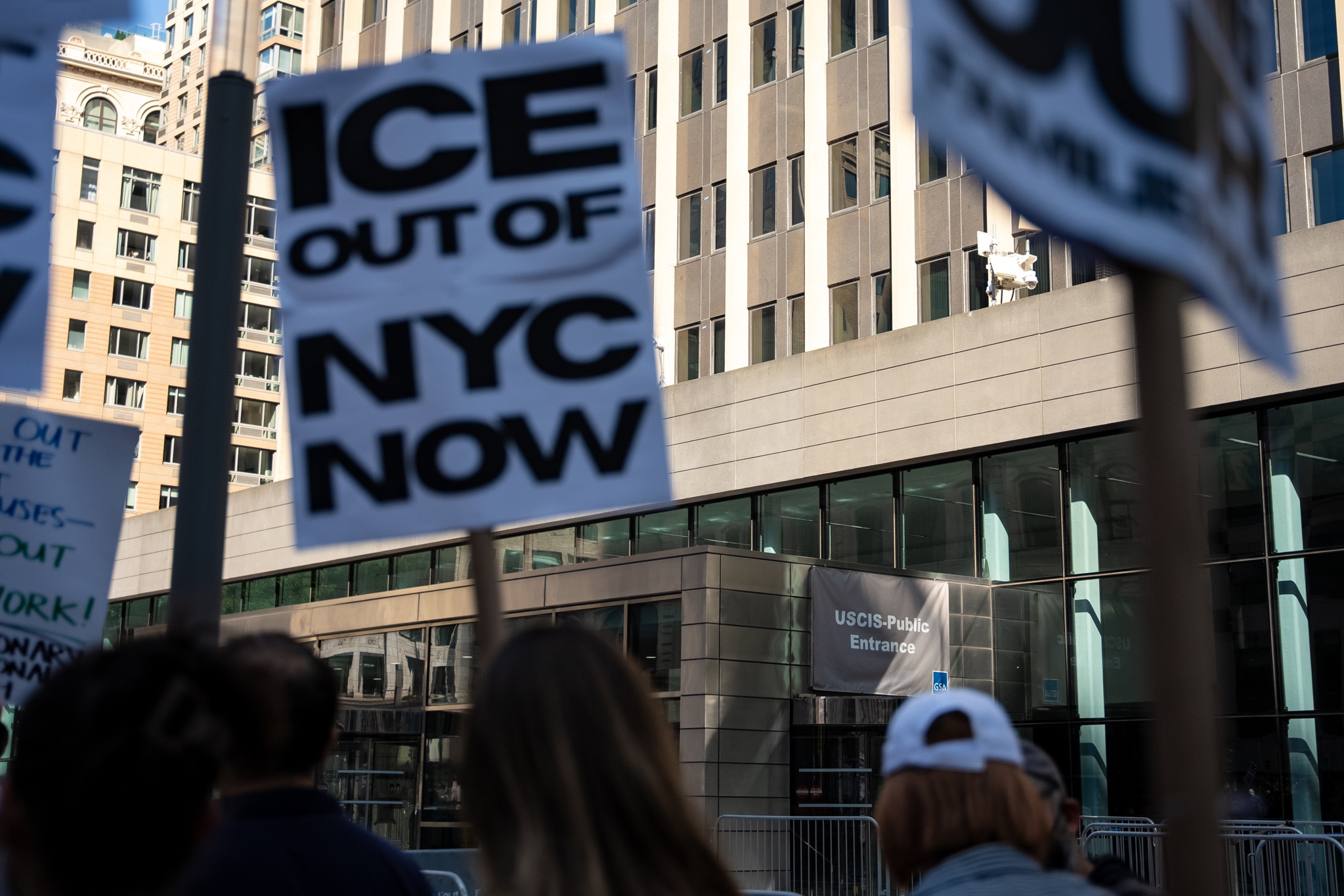 Juez ordena al ICE mejorar condiciones en centro de detención de inmigrantes en Nueva York