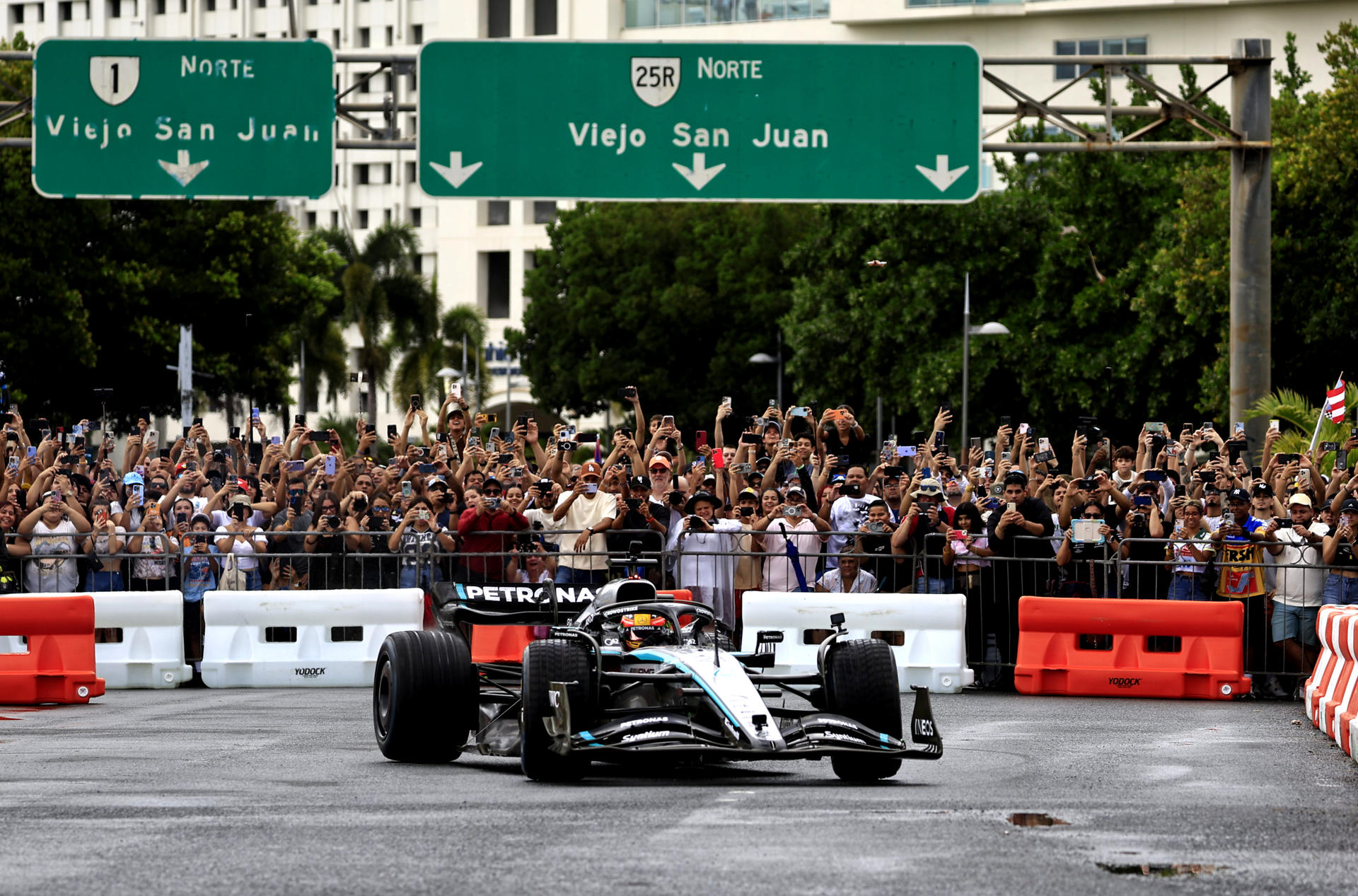 Bad Bunny, Adidas y Mercedes llevan por primera vez un vehículo de Fómula 1 a Puerto Rico