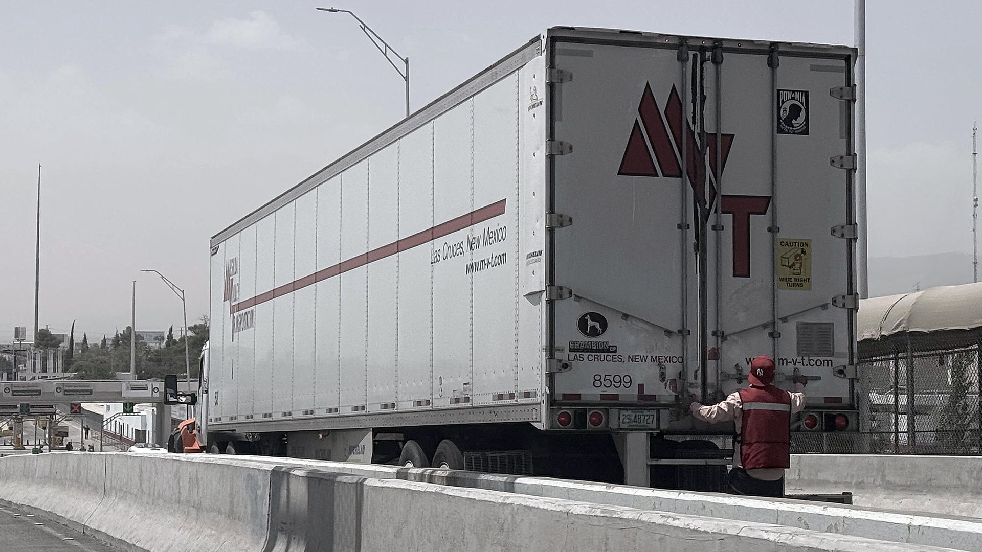 Camioneros inmigrantes en EEUU temen más restricciones tras suspensión de visas de Trump