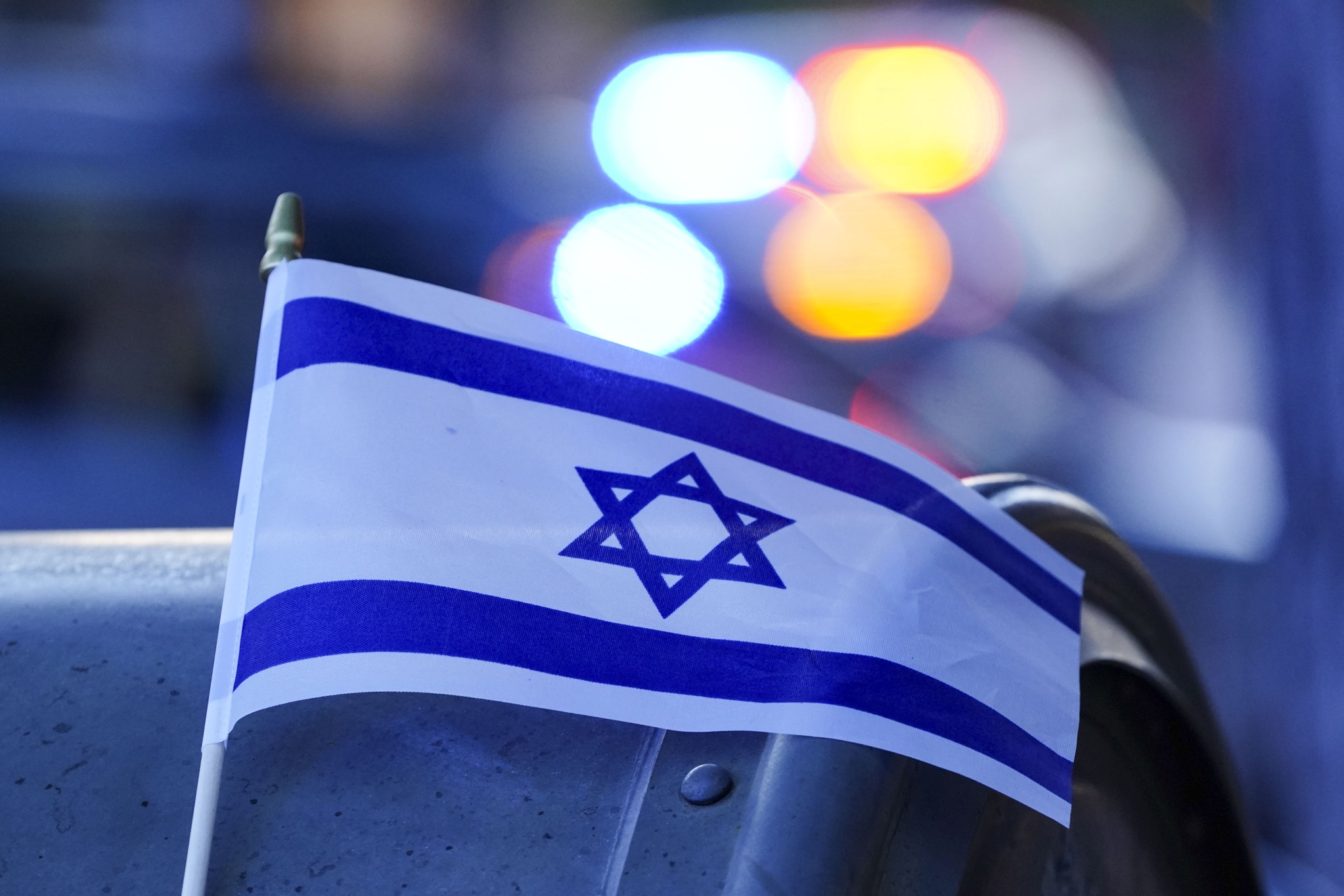 Escuelas públicas de Beverly Hills aprueban exhibir la bandera de Israel en sus campus