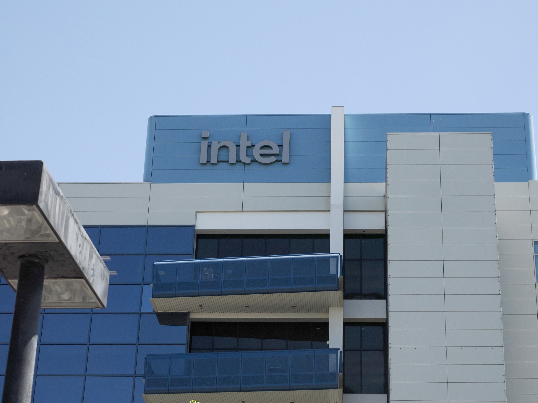 Trump dice que EEUU ya “posee y controla” el 10% de INTEL