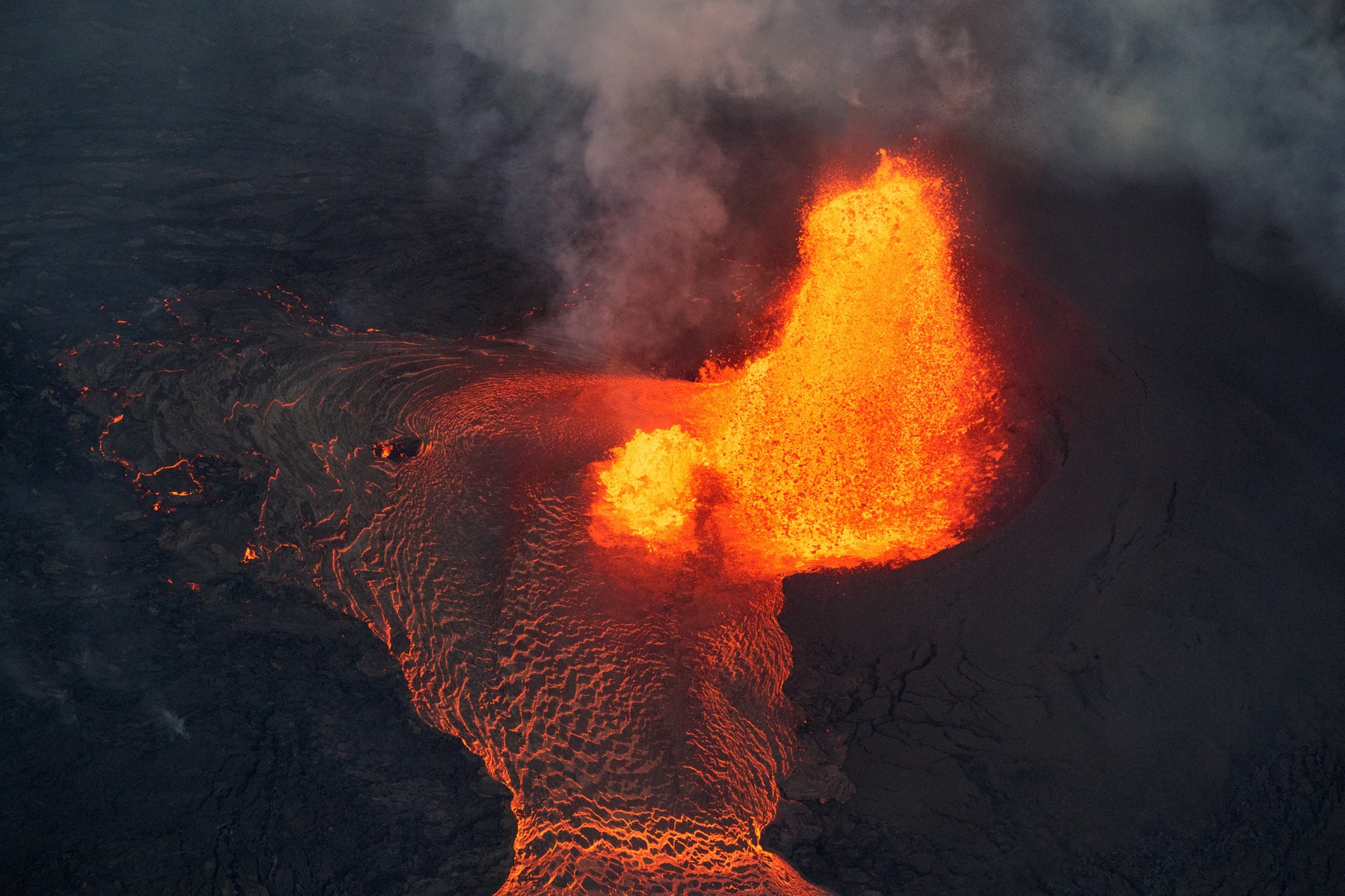 Nueva erupción del volcán Kīlauea genera fuentes de lava de hasta 90 metros