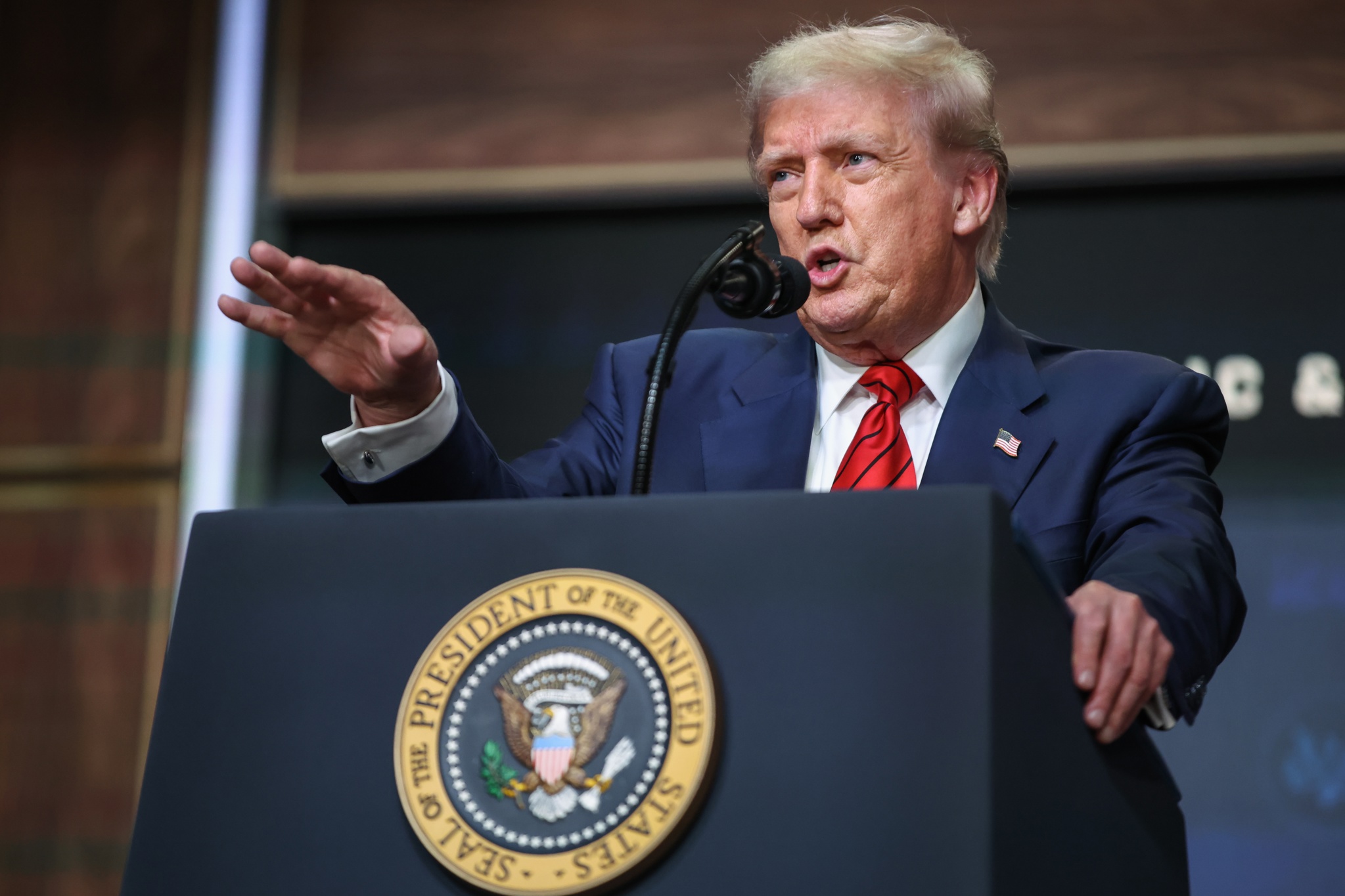 Trump amenaza con federalizar Washington D.C. tras la agresión a un empleado de gobierno