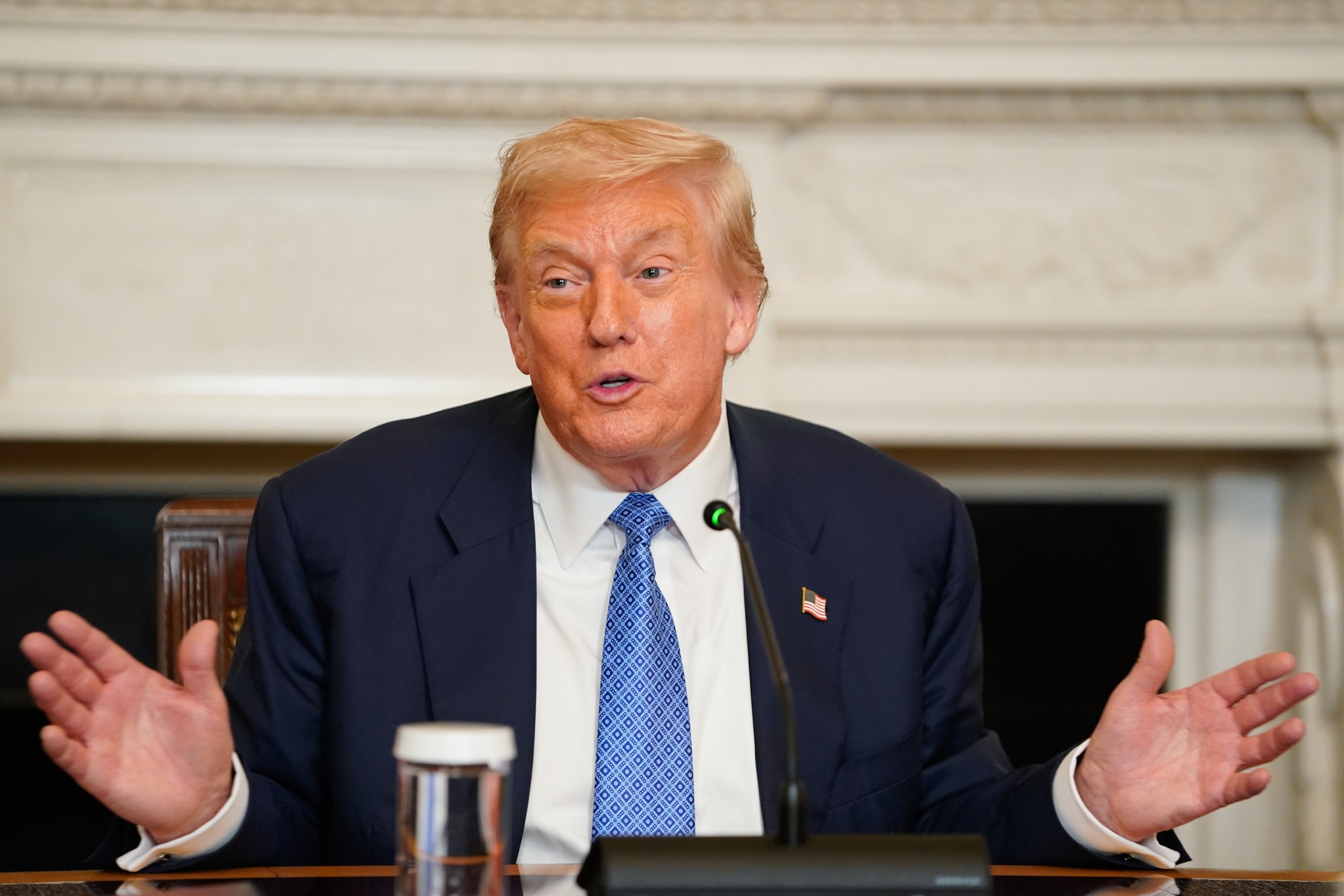 Diplomacia a golpe de regalos dorados: la técnica para acercarse a Trump