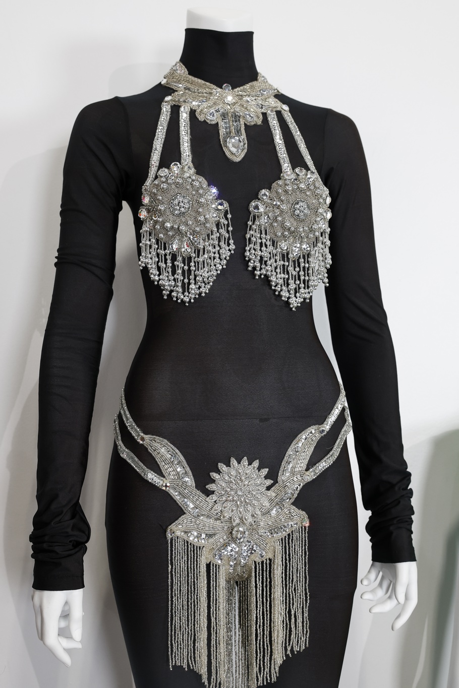 Un traje que Whitney Houston usó en un concierto es subastado por 22.400 dólares