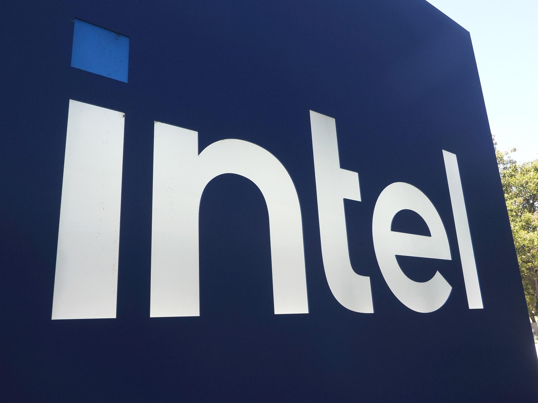 Intel recibirá una inyección de 2.000 millones de dólares del japonés Softbank