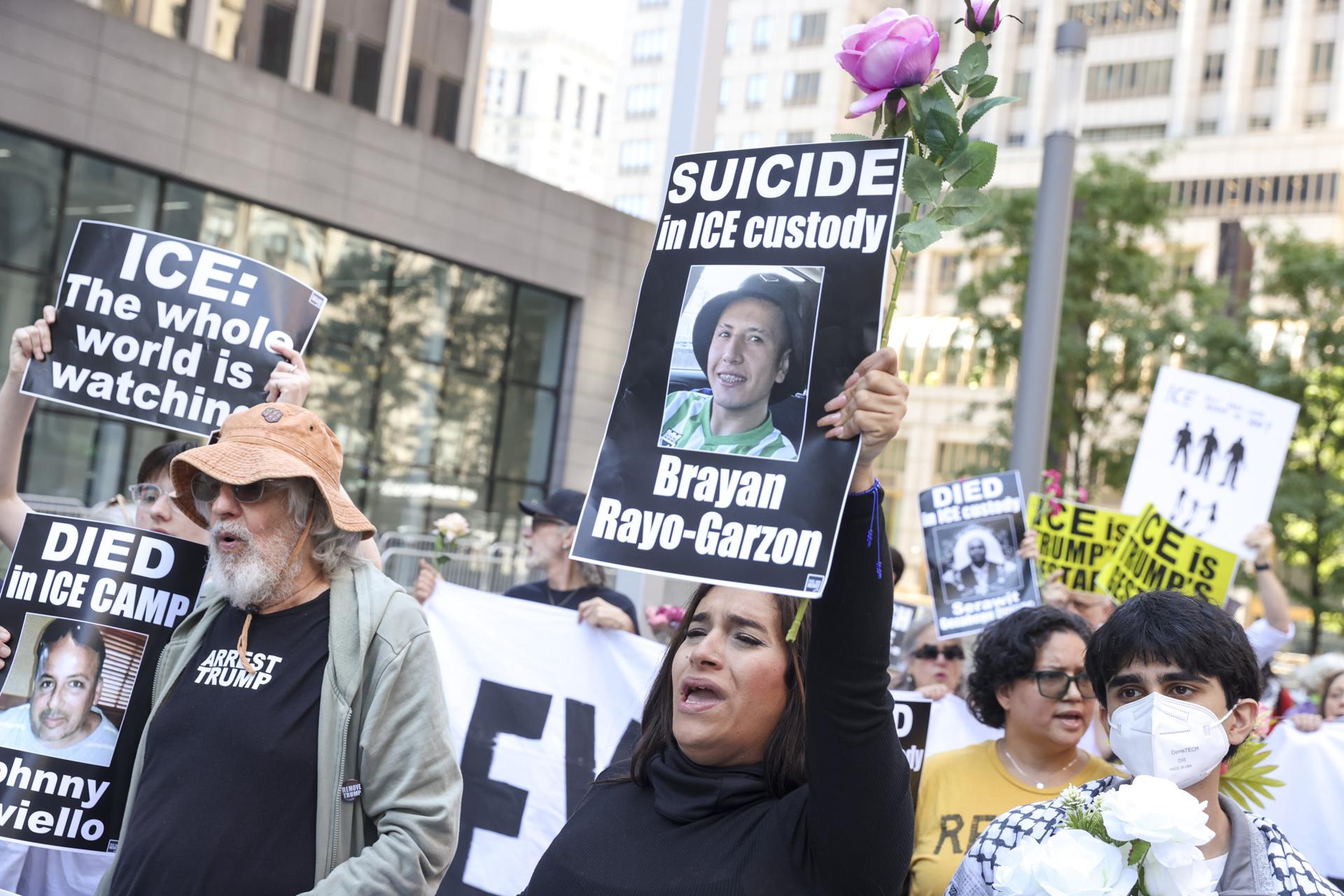 Arrestan a 15 personas en una marcha en apoyo a migrantes retenidos por ICE en Nueva York