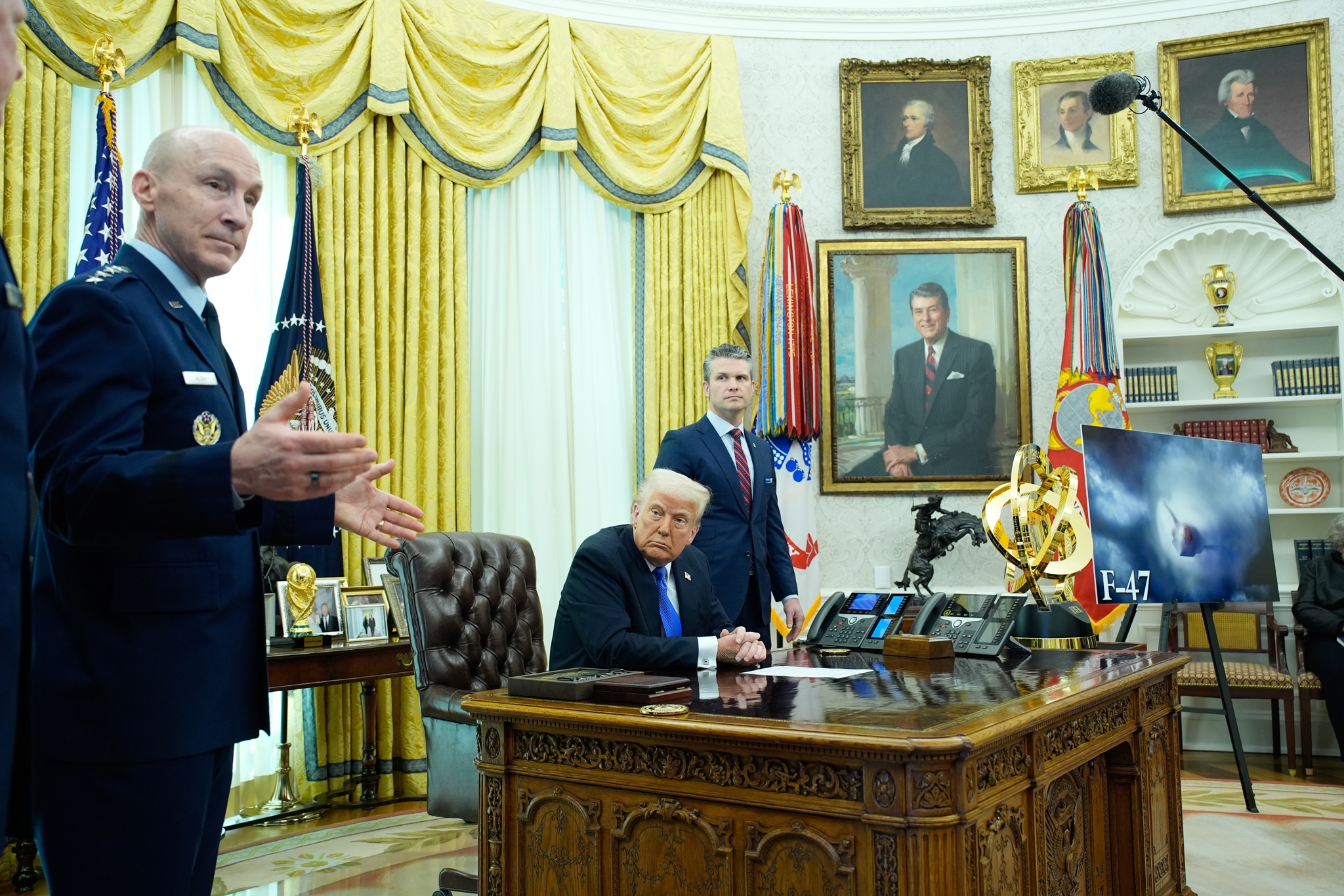 El jefe de la Fuerza Aérea de EEUU abandona por sorpresa su cargo a mitad de mandato