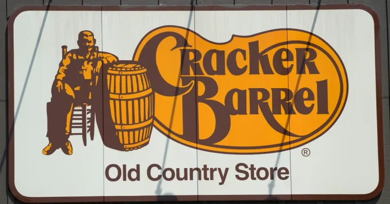 La cadena de restaurantes Cracker Barrel renueva su logo y recula por presión de Trump