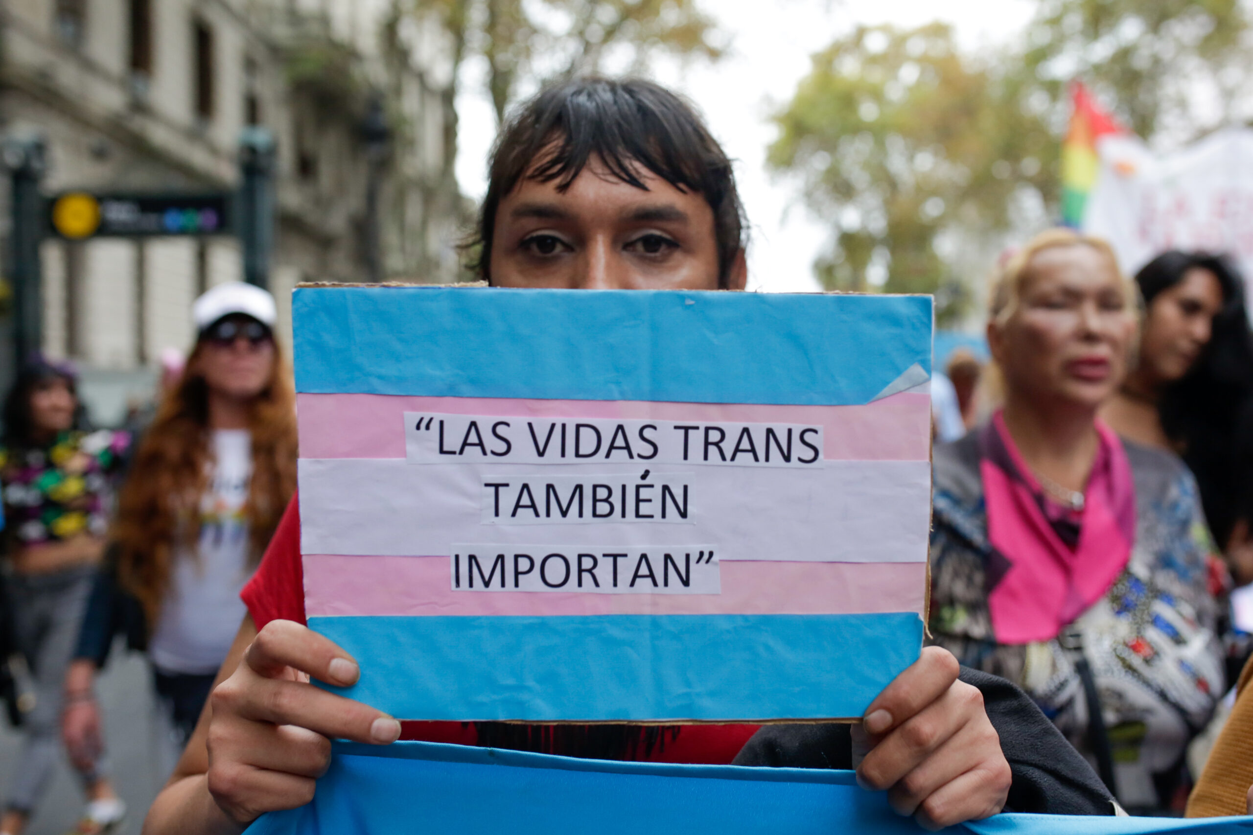 Trump amenaza con quitar fondos a escuelas de California que no sigan su política trans