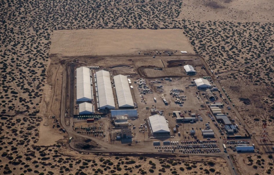 Abren base militar en Texas que se espera sea el centro migratorio más grande de EEUU