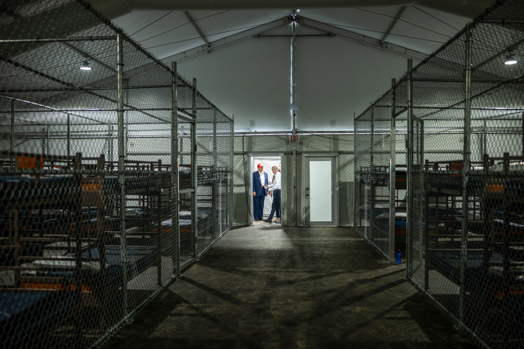 Jueza frena la construcción del centro migratorio Alligator Alcatraz por demanda ambiental