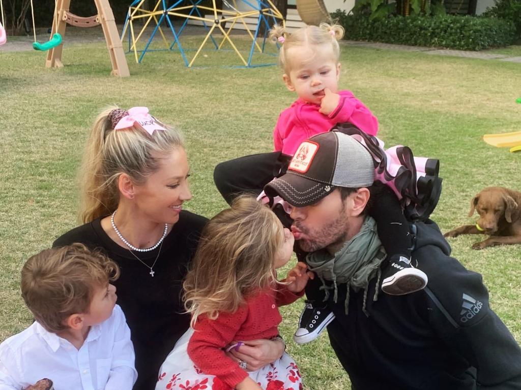 Enrique Iglesias y Anna Kournikova esperan su cuarto hijo